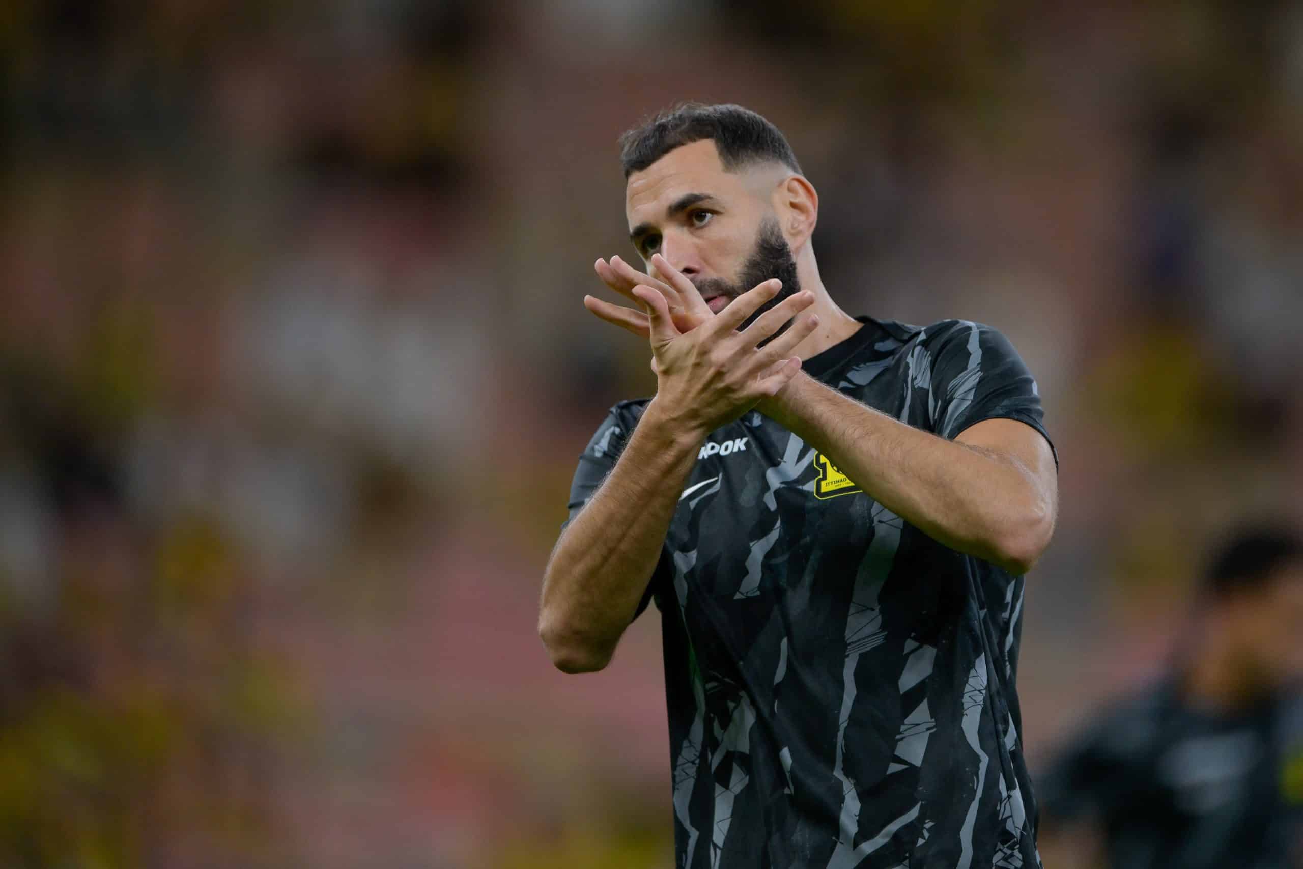 Karim Benzema applaudissant le public d'Al-Ittihad.