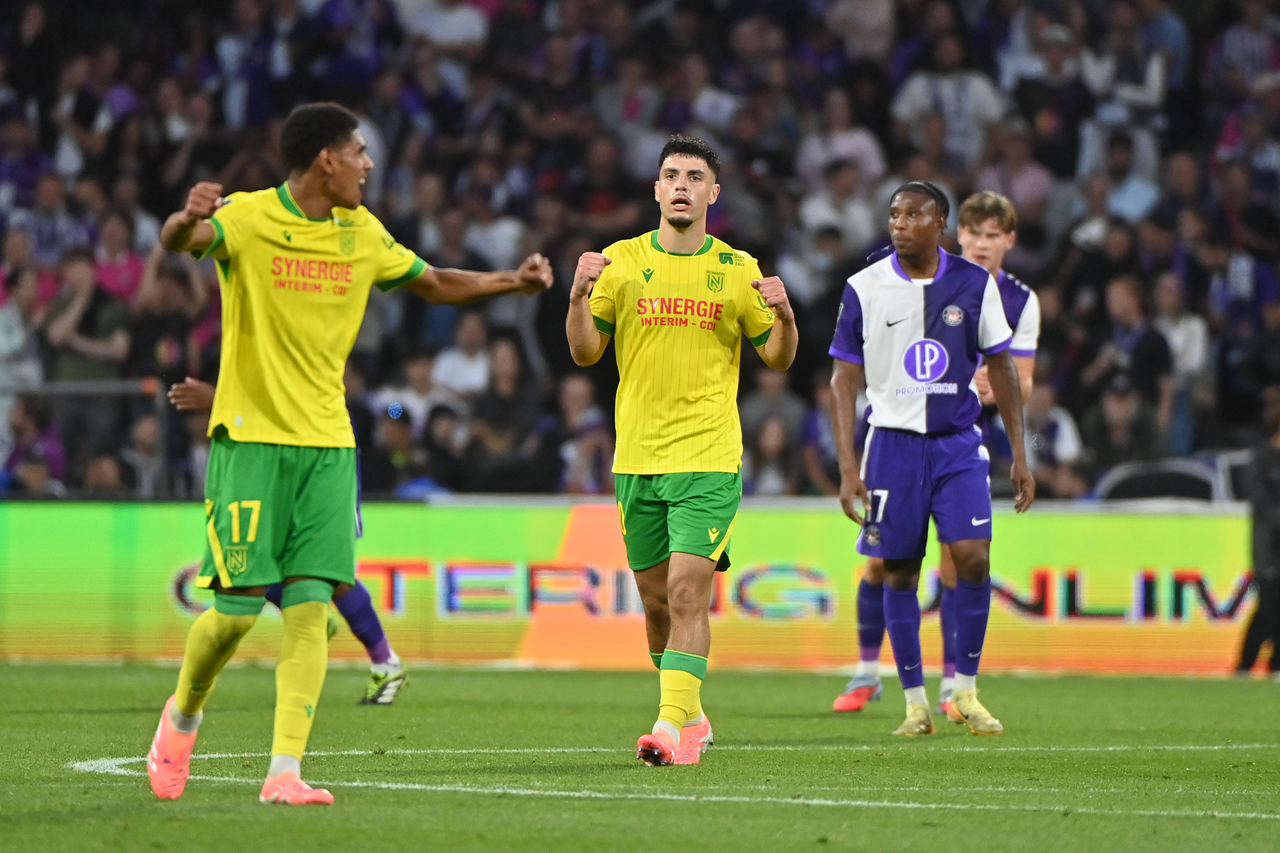 Matthis Abline fêtant un but lors de Toulouse-Nantes.