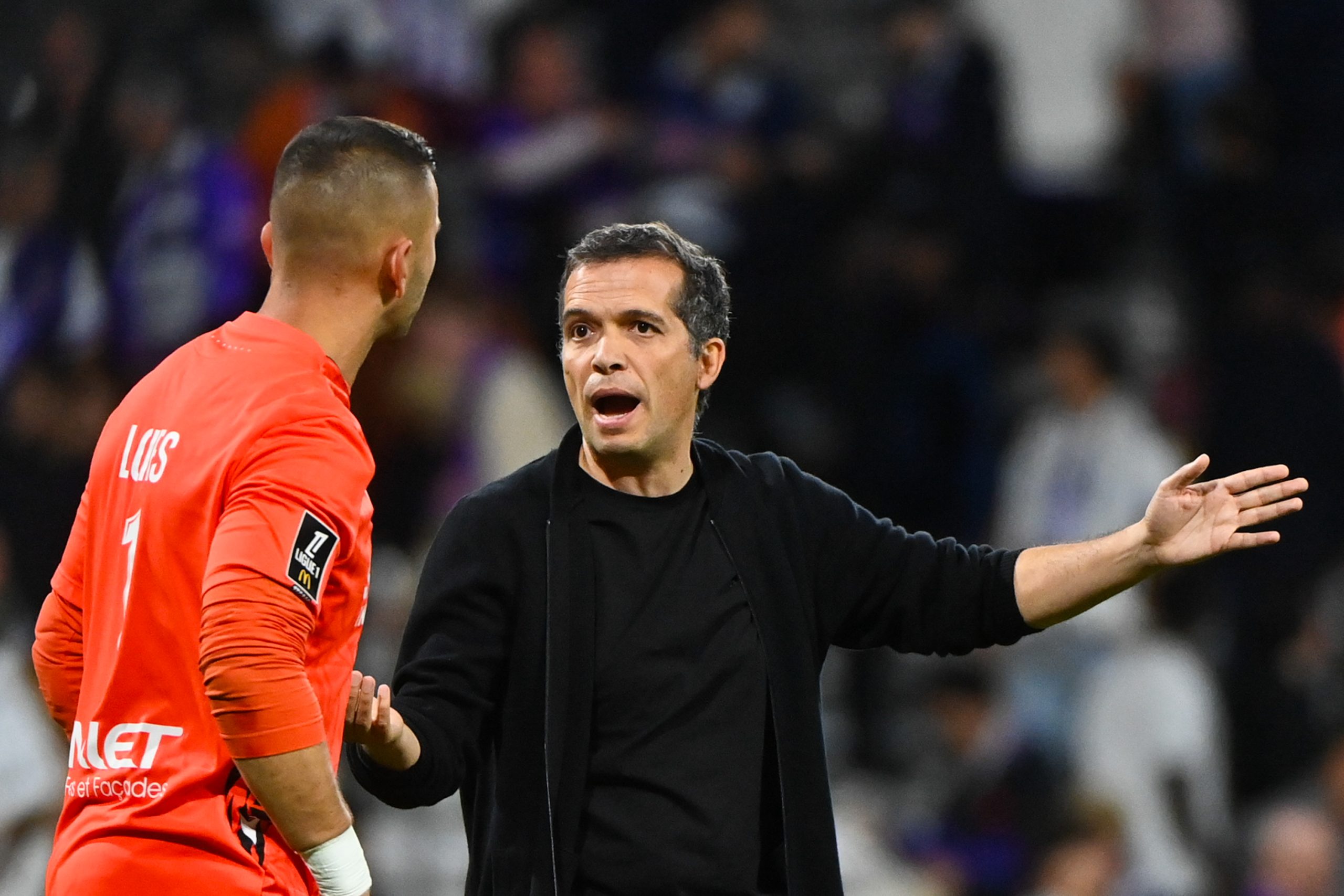 L'entraîneur du FC Nantes, Luis Castro, discutant avec Anthony Lopes à la fin de Toulouse-Nantes.