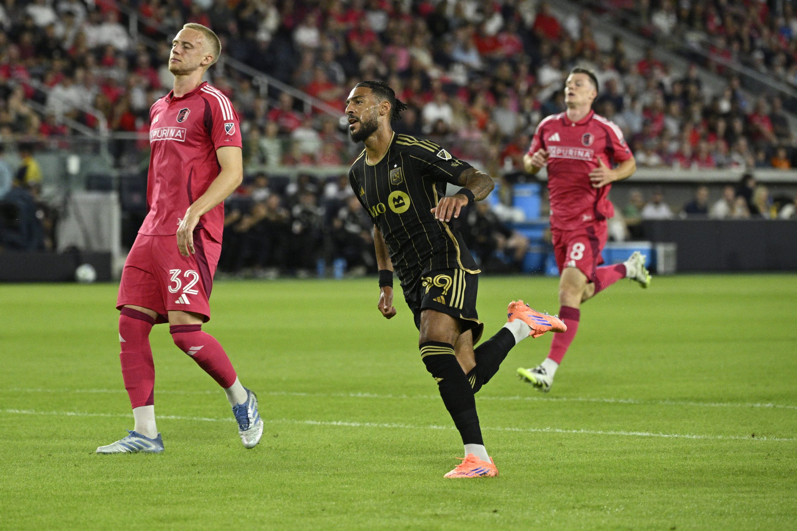 Denis Bouanga célébrant un but avec le LAFC face à Saint-Louis.