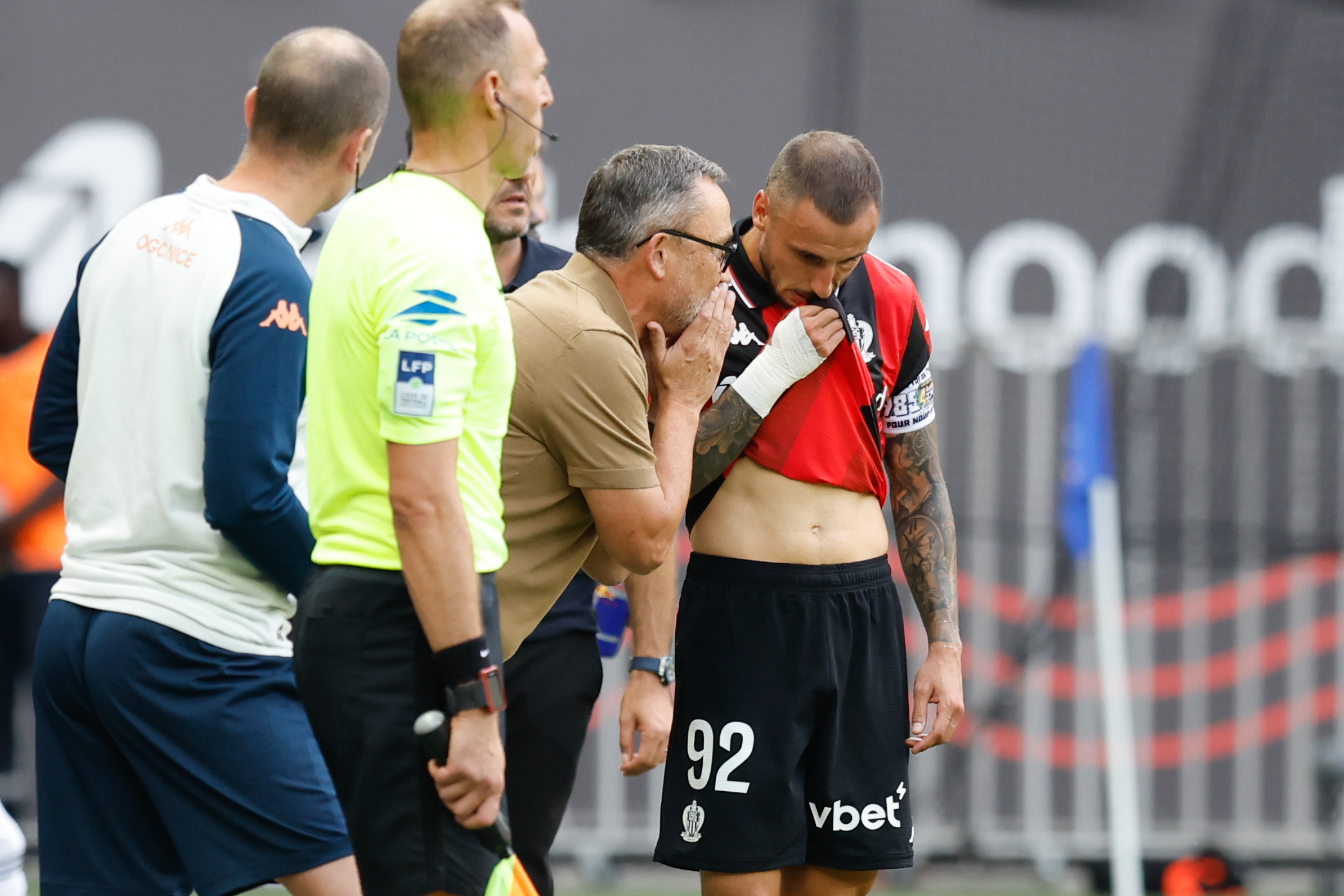 L'entraîneur de l'OGC Nice, Franck Haise, en grande discussion avec Jonathan Clauss.
