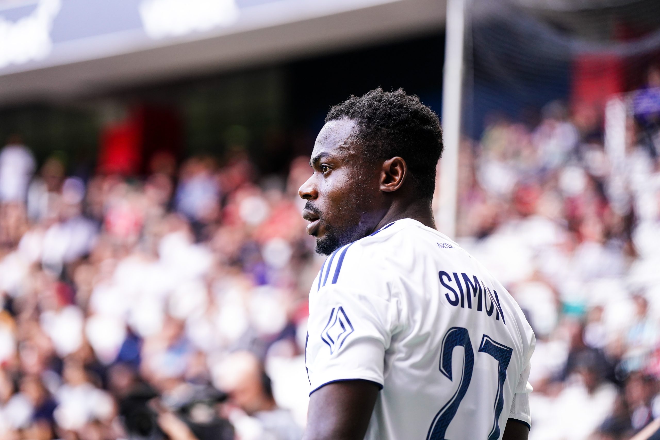 Moses Simon s'apprêtant à frapper un coup de pied arrêté lors du match du Paris FC face à l'OGC Nice.