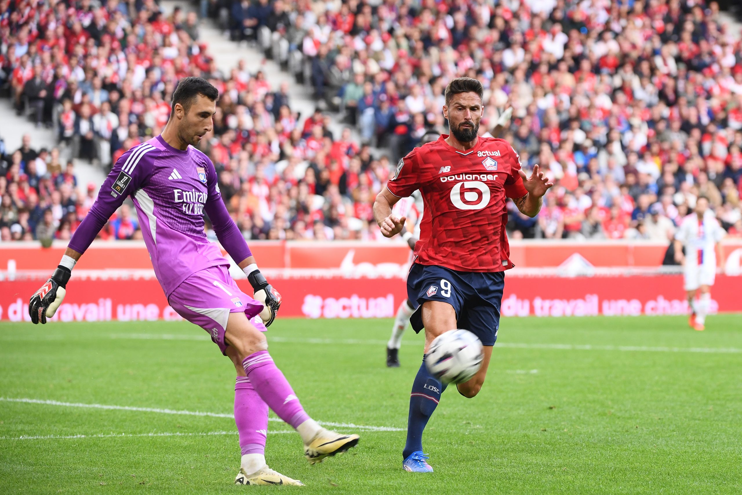 Dominik Greif dégageant le ballon devant Olivier Giroud lors de Lille-Lyon.