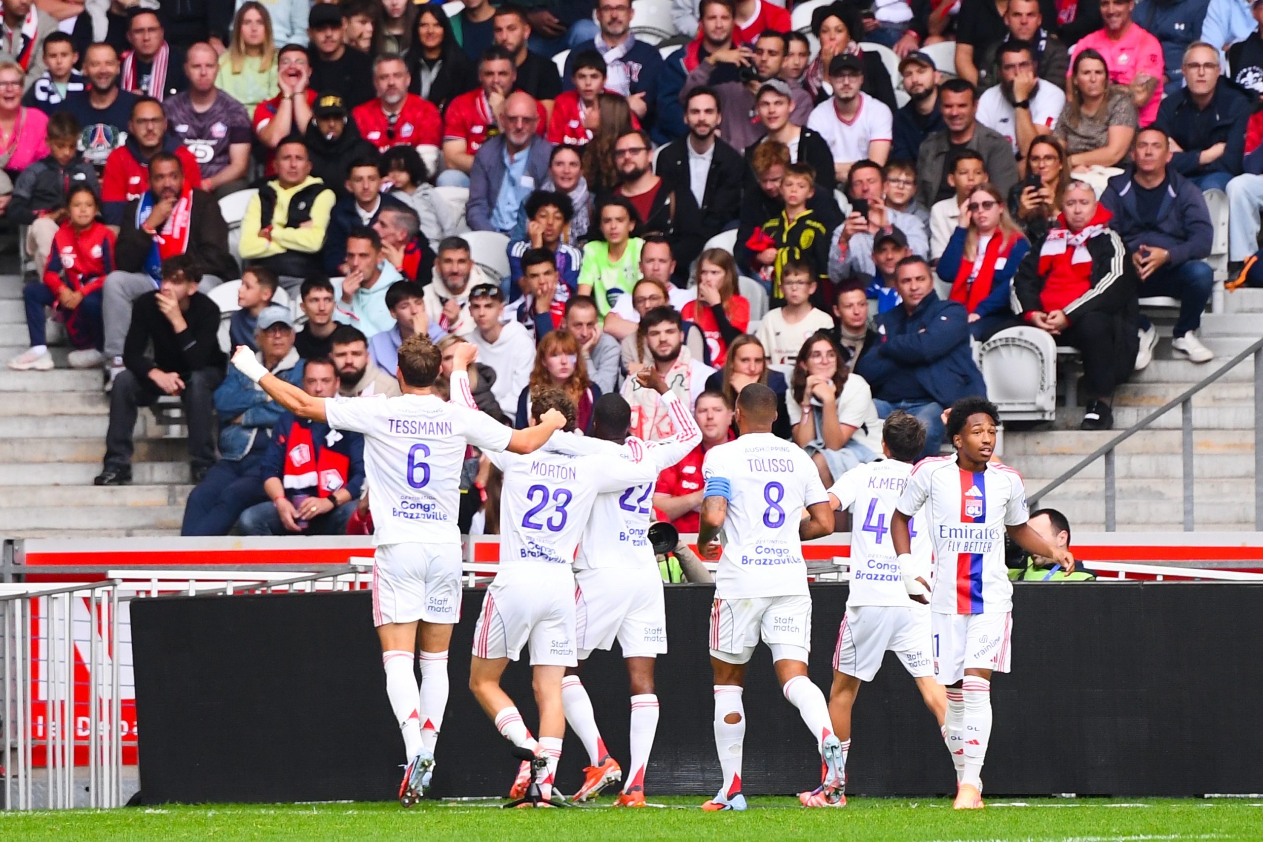 Les joueurs de l'OL fêtant le but inscrit à Lille.