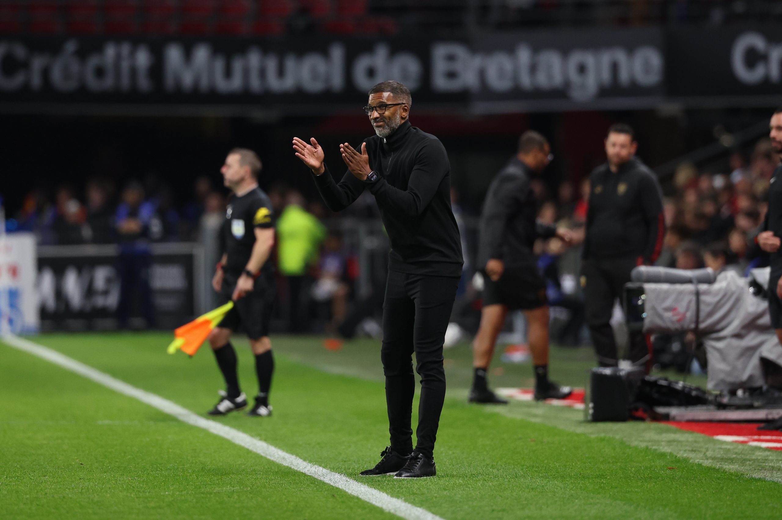 Habib Beye encourageant ses joueurs le long de la ligne de touche contre Lens.