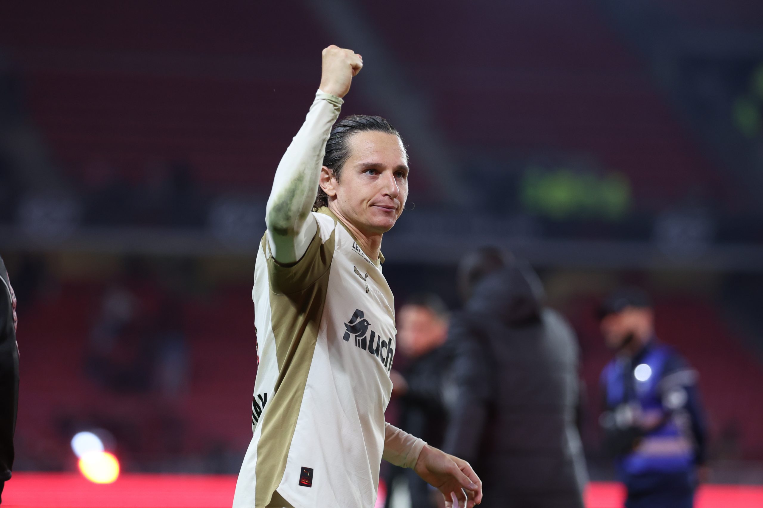 Florian Thauvin célébrant le match nul à Rennes avec les supporters du RC Lens.