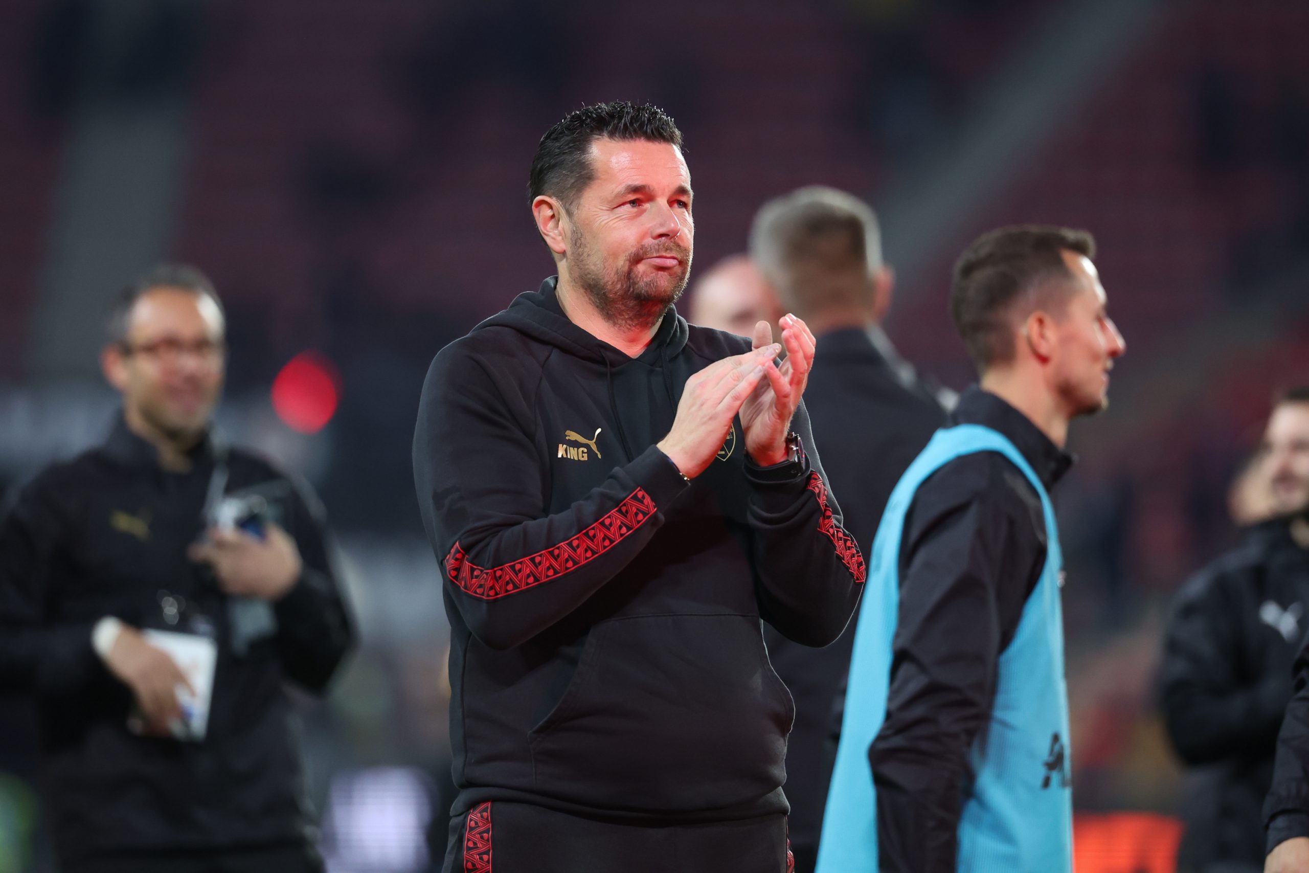 L'entraîneur du RC Lens, Pierre Sage, saluant les supporters après le nul à Rennes.