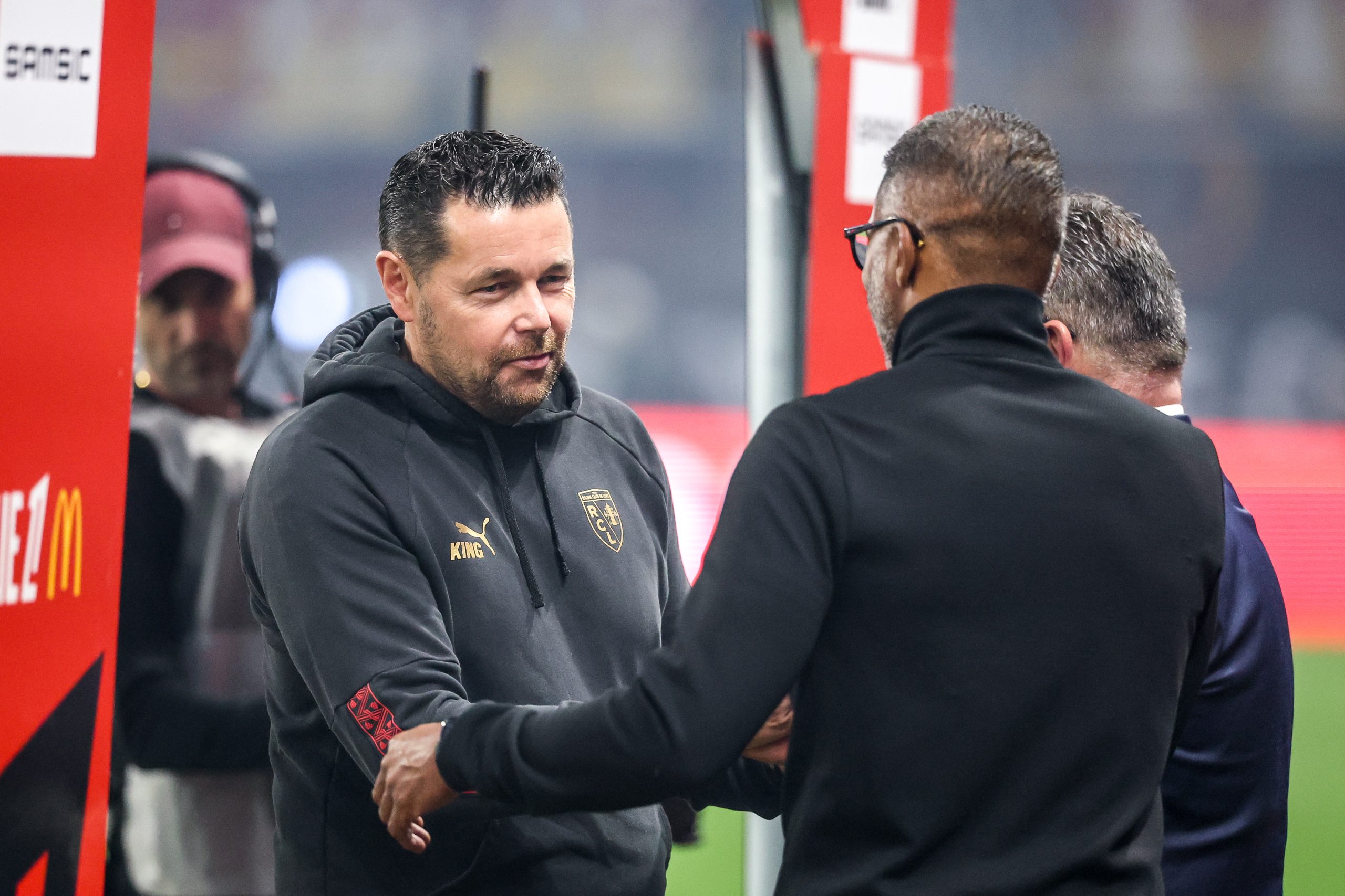L'entraîneur du RC Lens, Pierre Sage, saluant son homologue rennais Habib Beye.