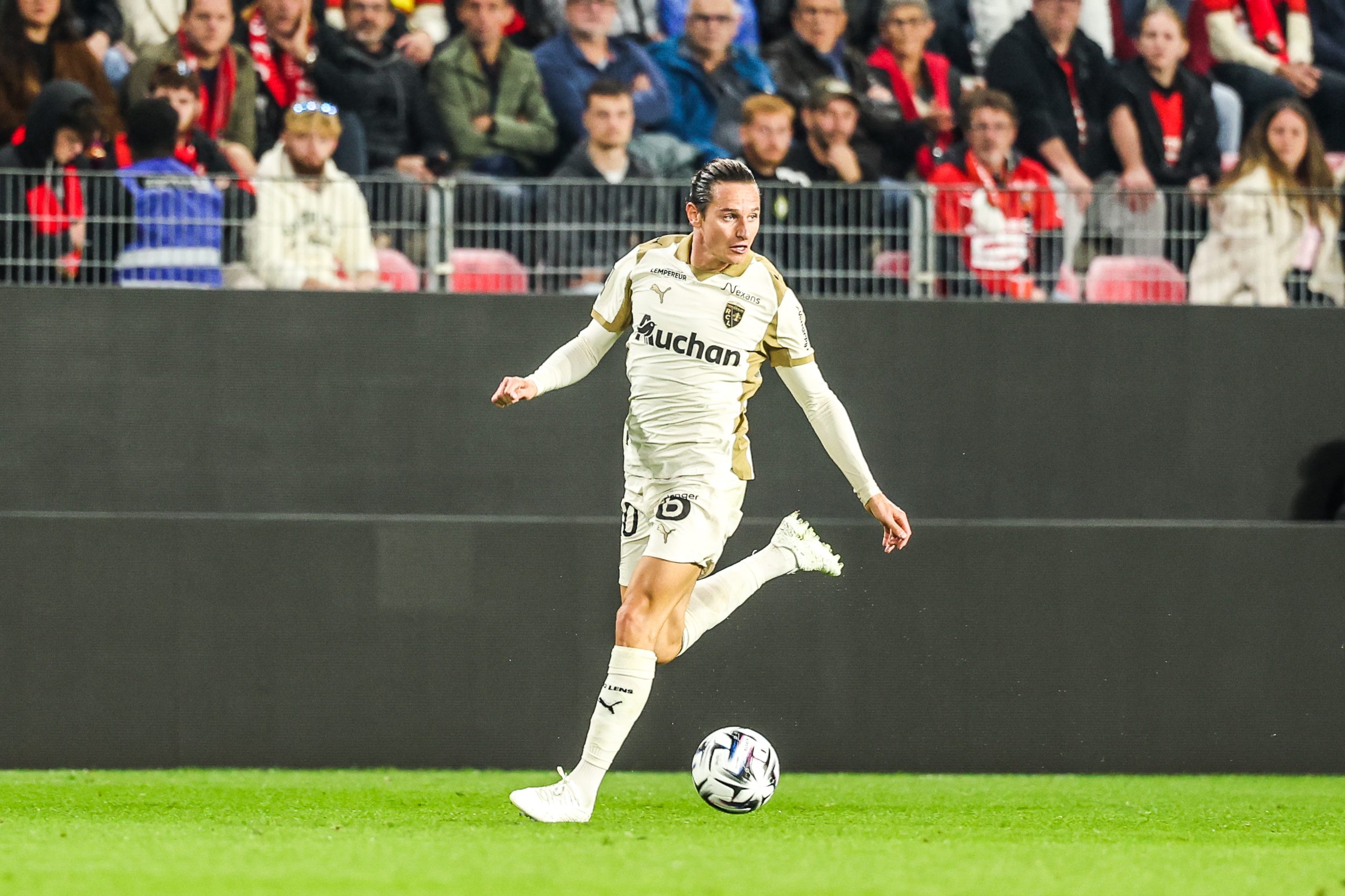 Florian Thauvin en action lors du match entre le RC Lens et le Stade Rennais.