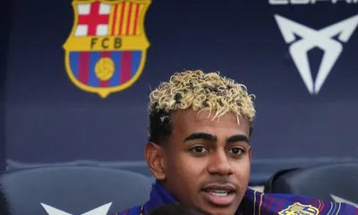 Les infos du jour : Yamal (Barça) pas le bienvenu au PSG, Stassin (ASSE) récompensé, Gouiri (OM) touché, le faux pas de Beye au Stade Rennais