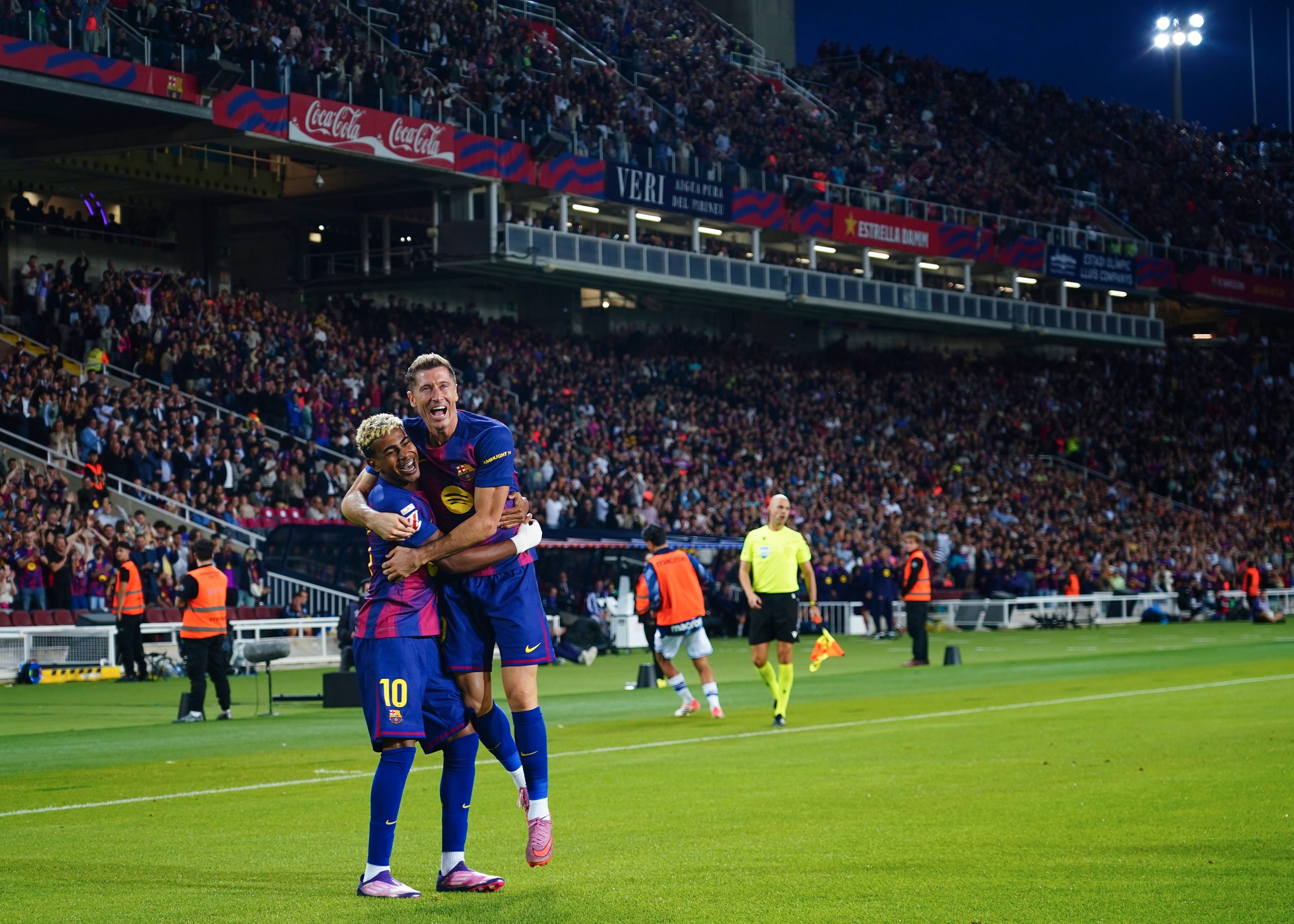 Robert Lewandowski célébrant son but lors de FC Barcelone-Real Sociedad avec Lamine Yamal.