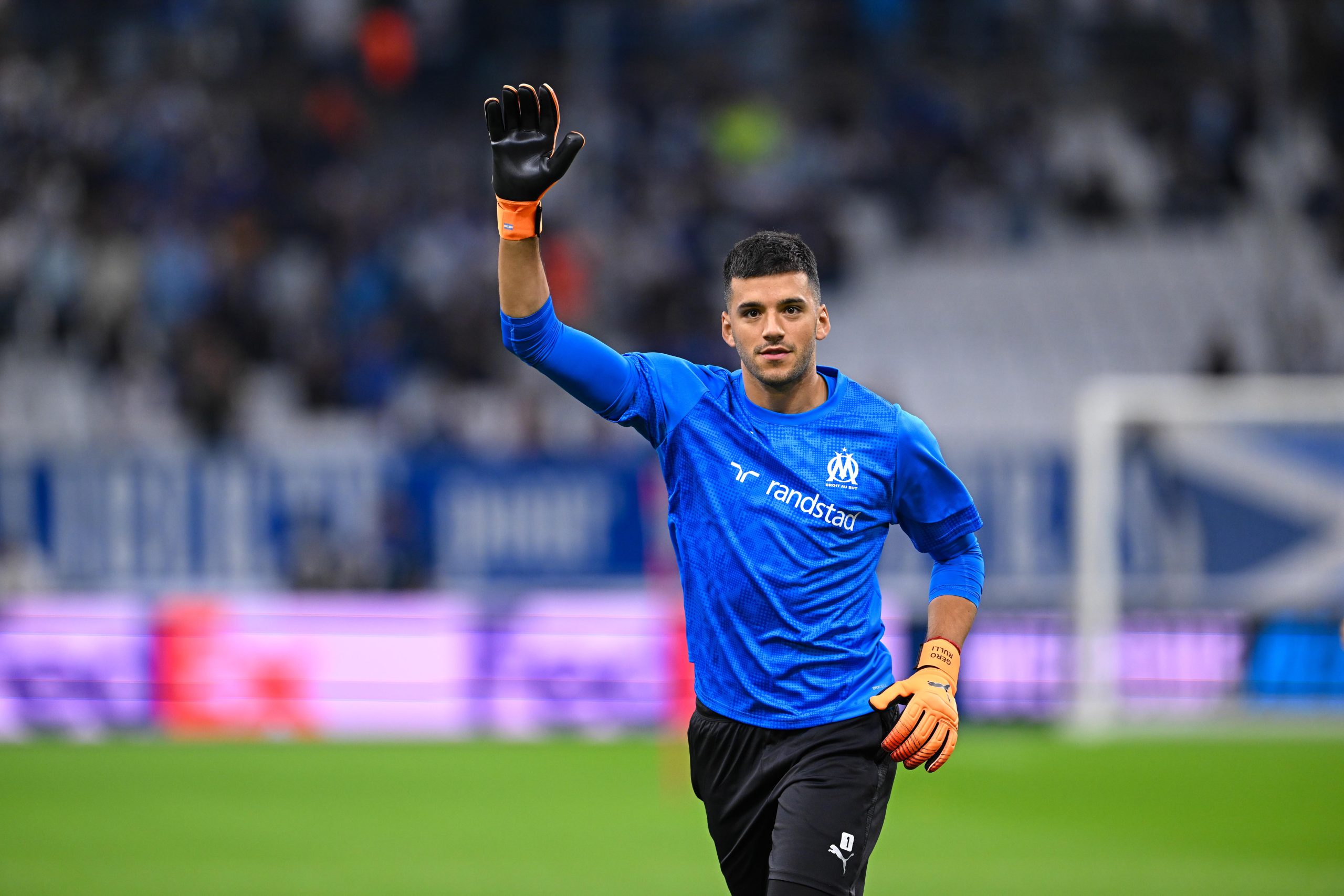 Geronimo Rulli saluant les supporters de l'OM avant le match contre l'Ajax.
