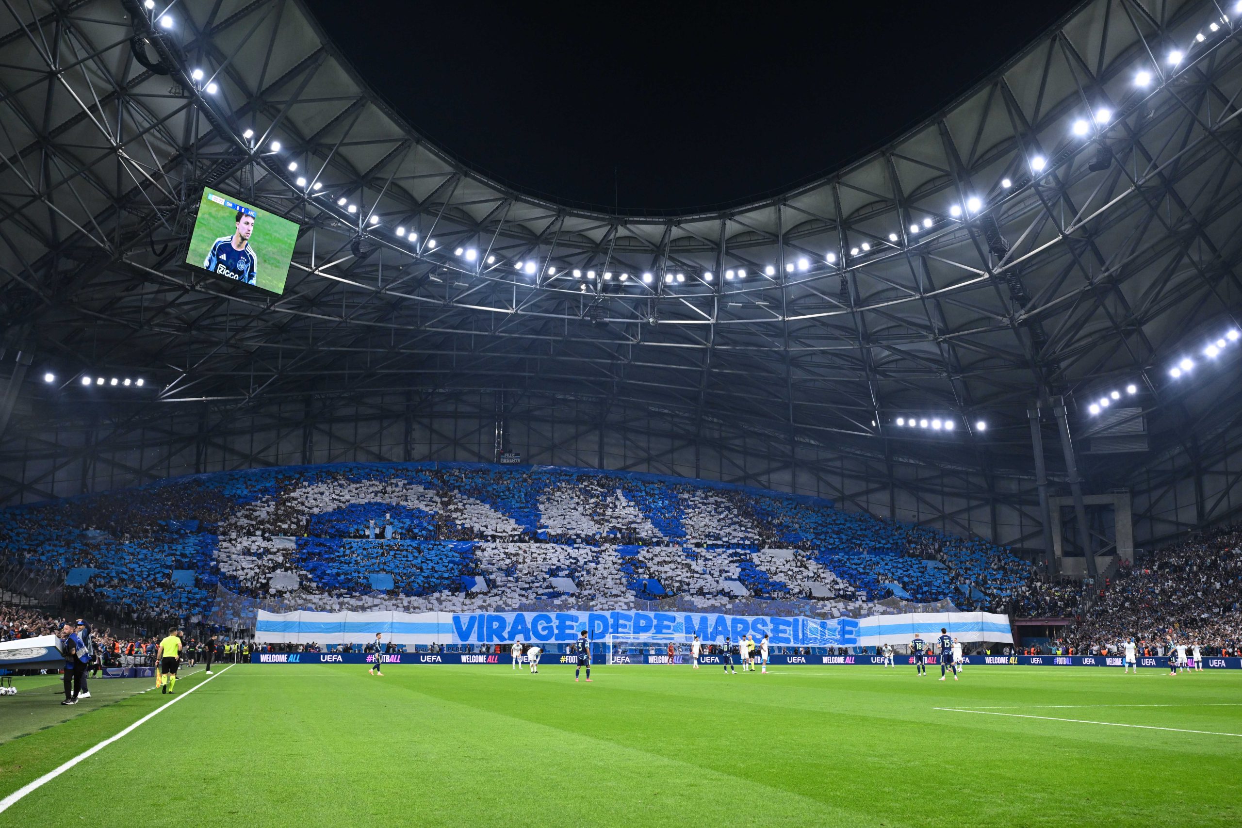 OM – Ajax : les superbes tifos du Vélodrome pour l'entrée des joueurs (vidéo)
