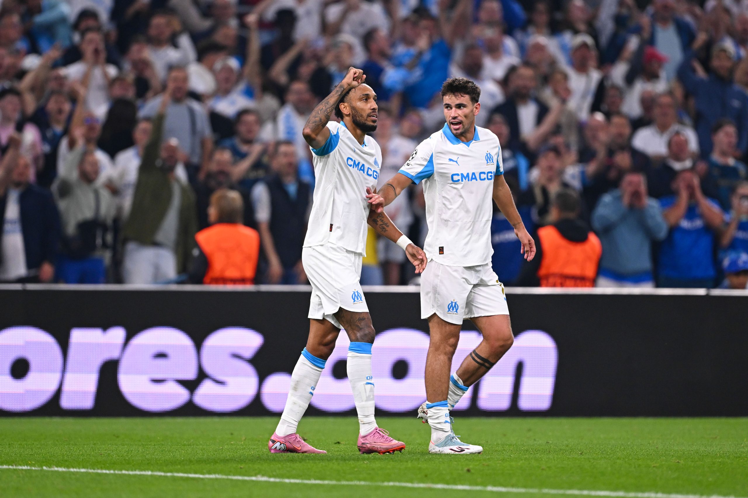 Pierre-Emerick Aubameyang célébrant son but contre l'Ajax avec Matt O'Riley.