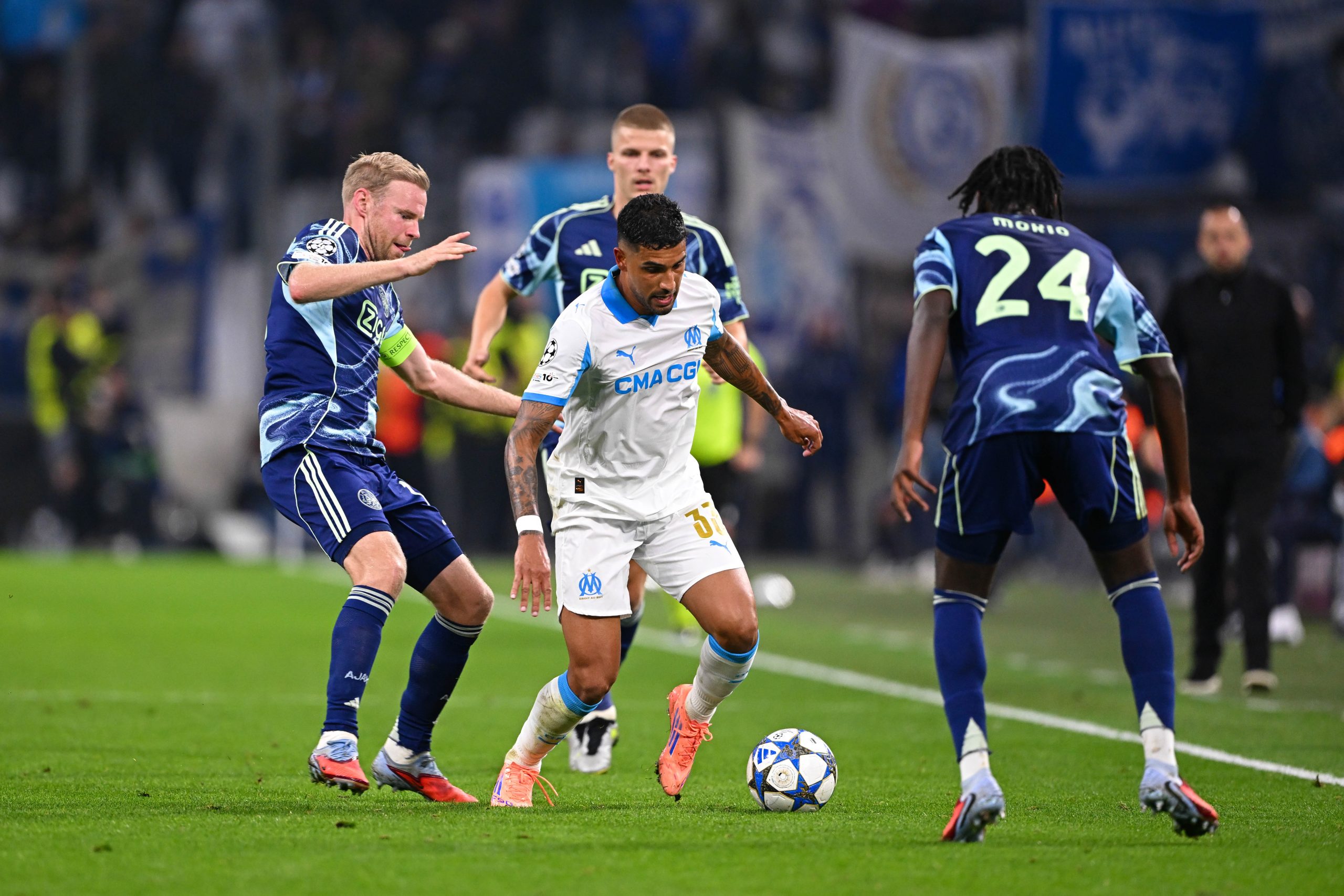 Davy Klaassen cherchant à récupérer le ballon dans les pieds d'Emerson Palmieri lors d'OM-Ajax.