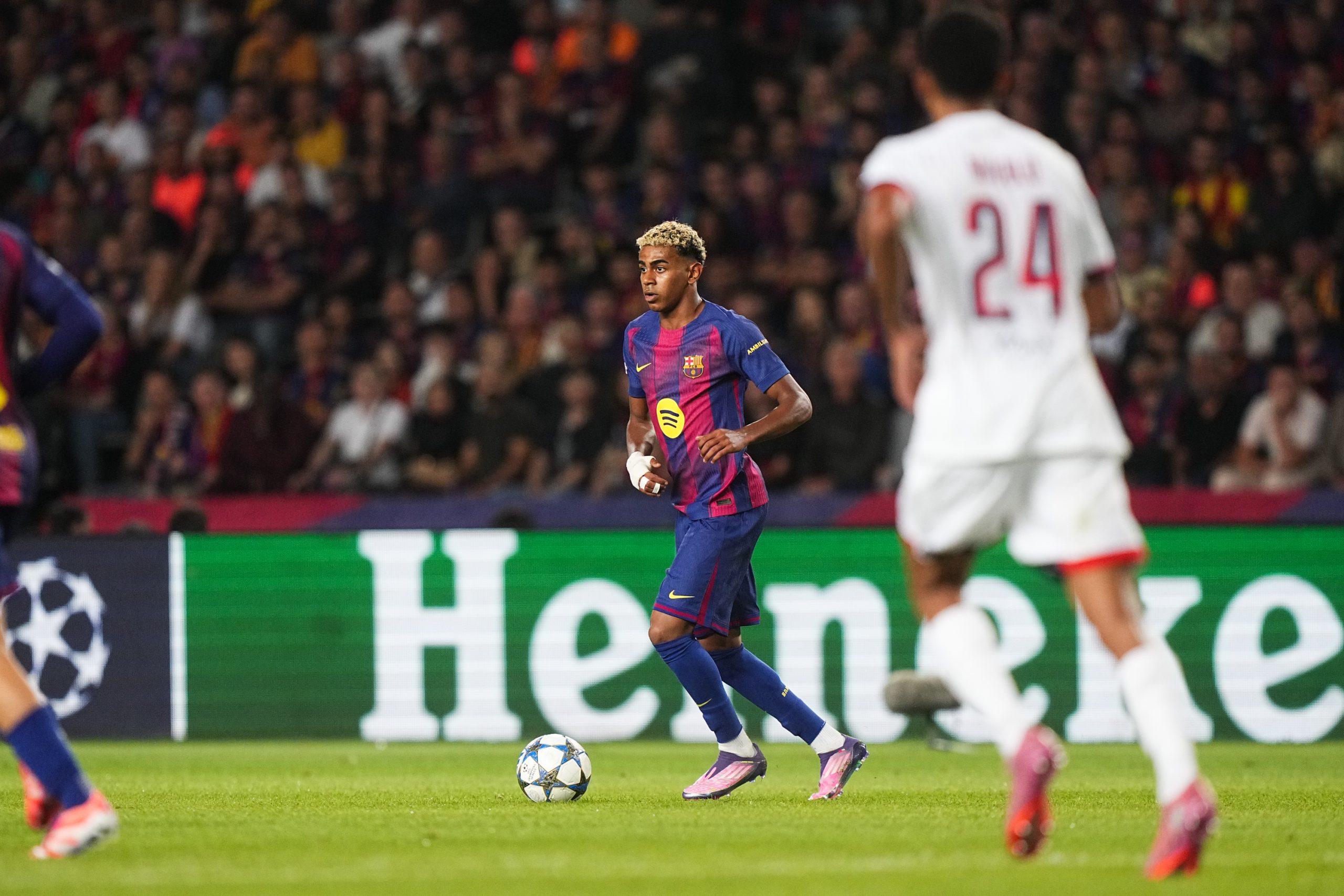 Lamine Yamal en action lors du match entre le FC Barcelone et le PSG.