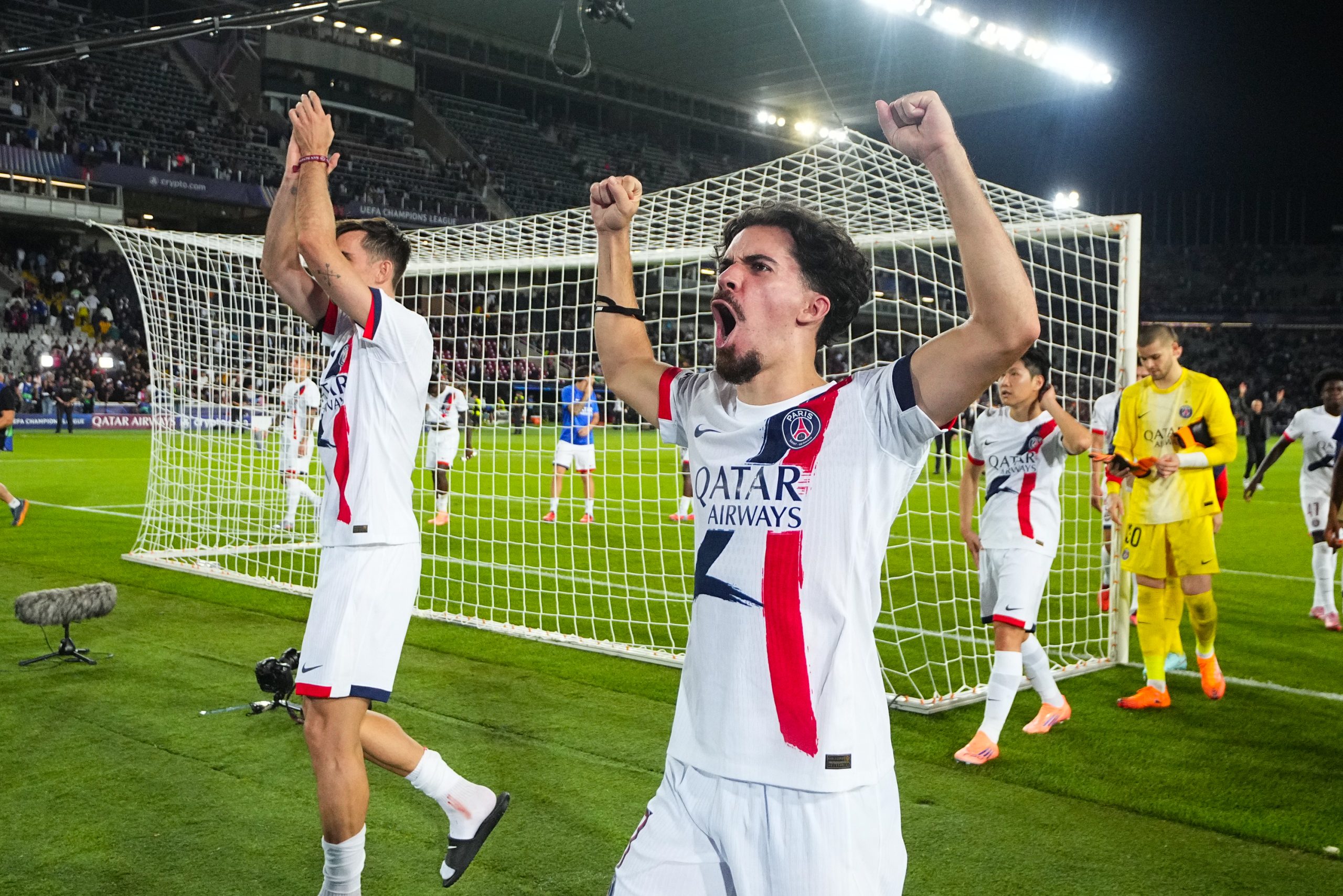 La joie de Vitinha et de ses partenaires après le succès du PSG sur la pelouse de Barcelone.