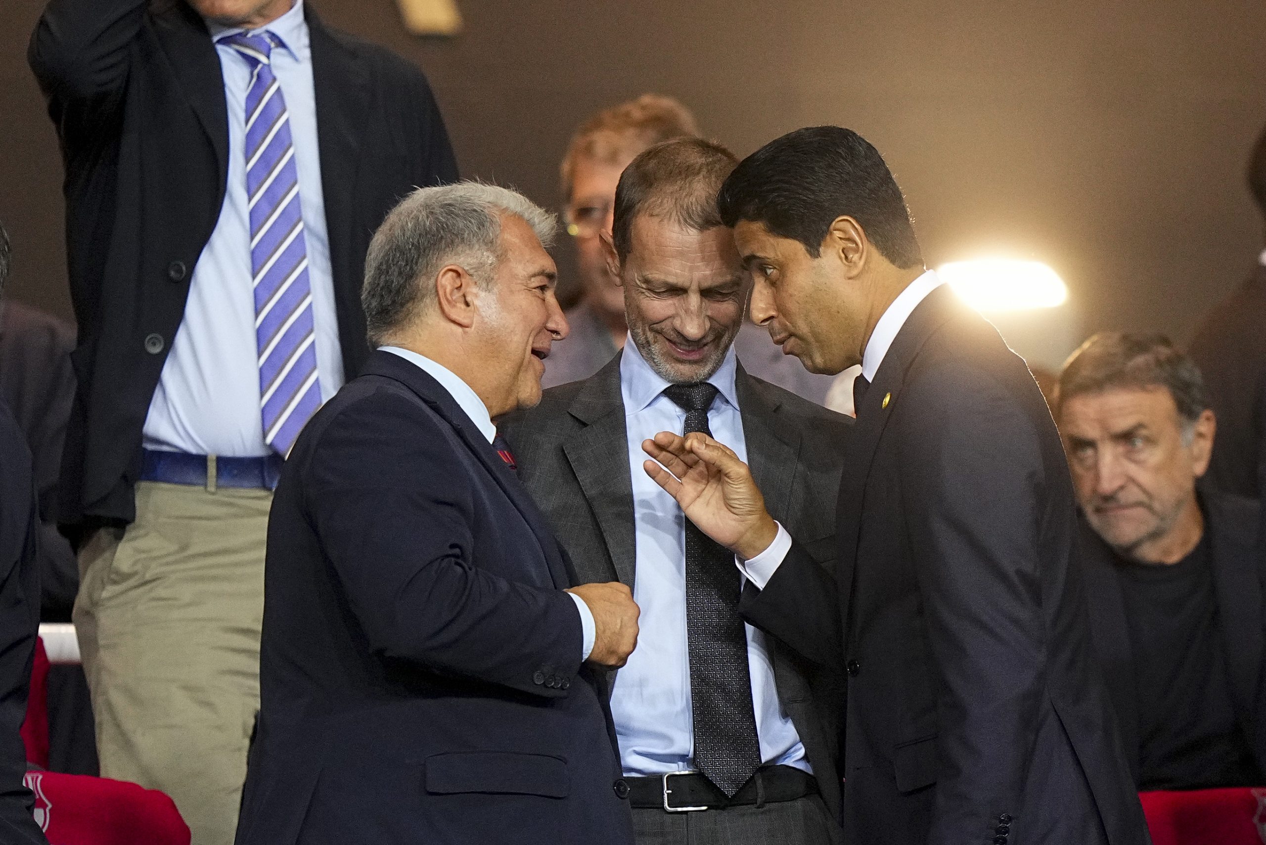 Le président du FC Barcelone, Joan Laporta, discutant avec celui de l'UEFA, Aleksander Ceferin, et celui du PSG, Nasser al-Khelaïfi.