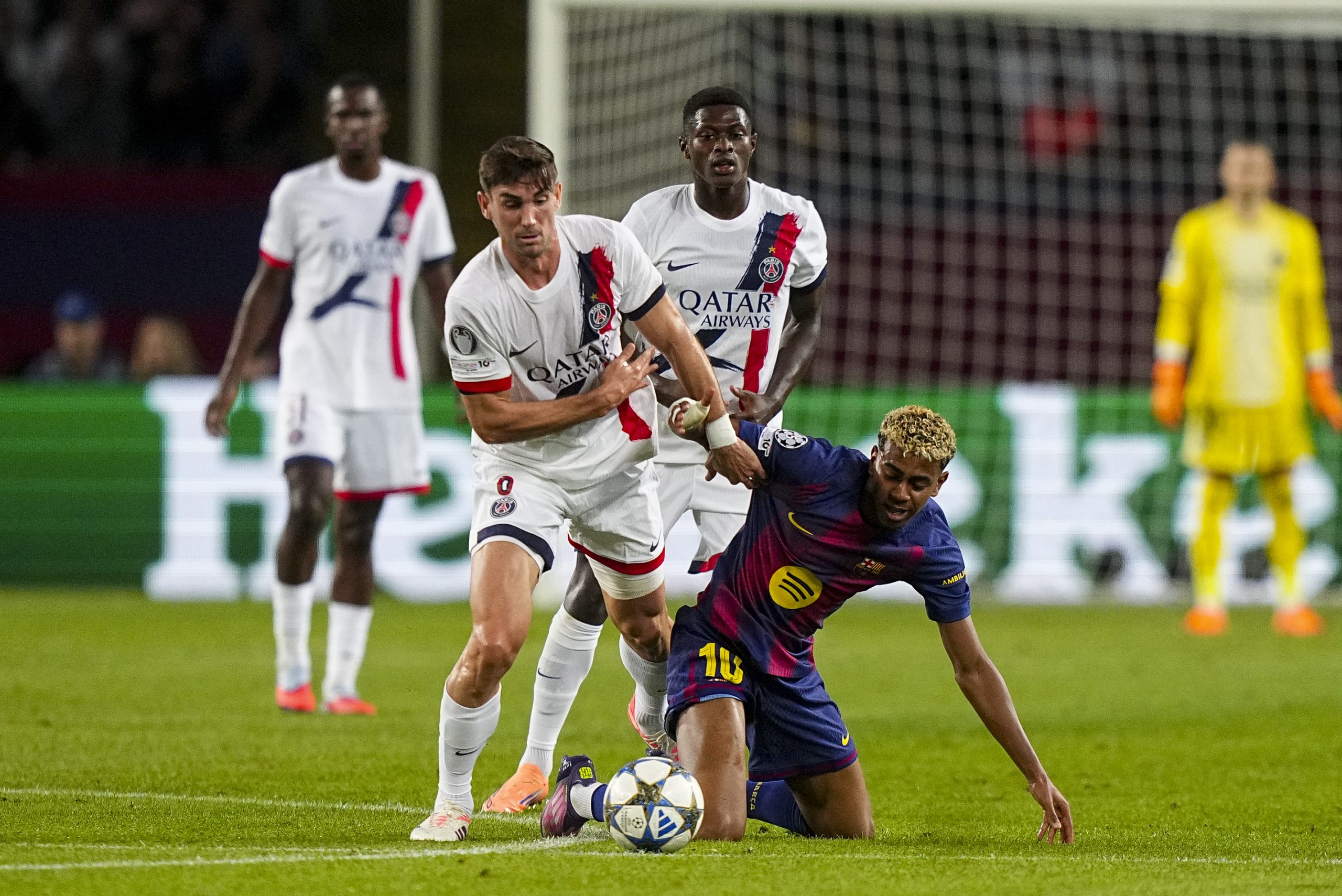 Fabian Ruiz remporte son duel face à Lamine Yamal lors de Barça-PSG.