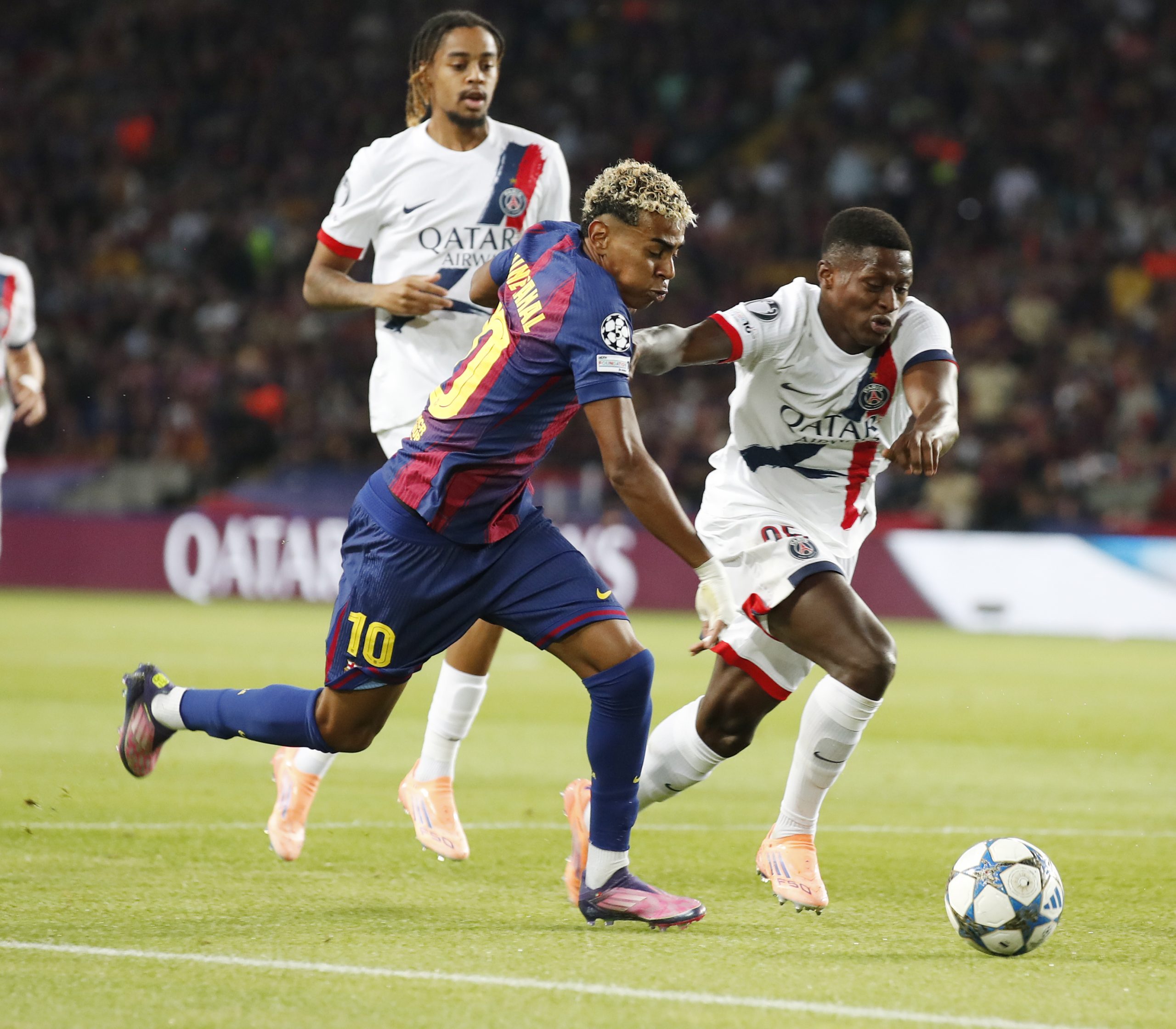 Lamine Yamal tentant de déborder Nuno Mendes lors de Barça-PSG.