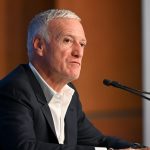 Equipe de France : Pierre Ménès chambre Deschamps pour la sélection de Mateta