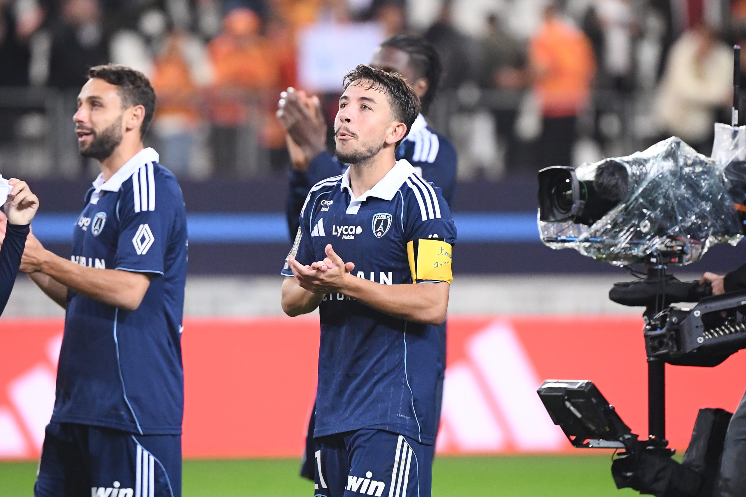 Maxime Lopez applaudissant les supporters du Paris FC après le match face à Lorient.