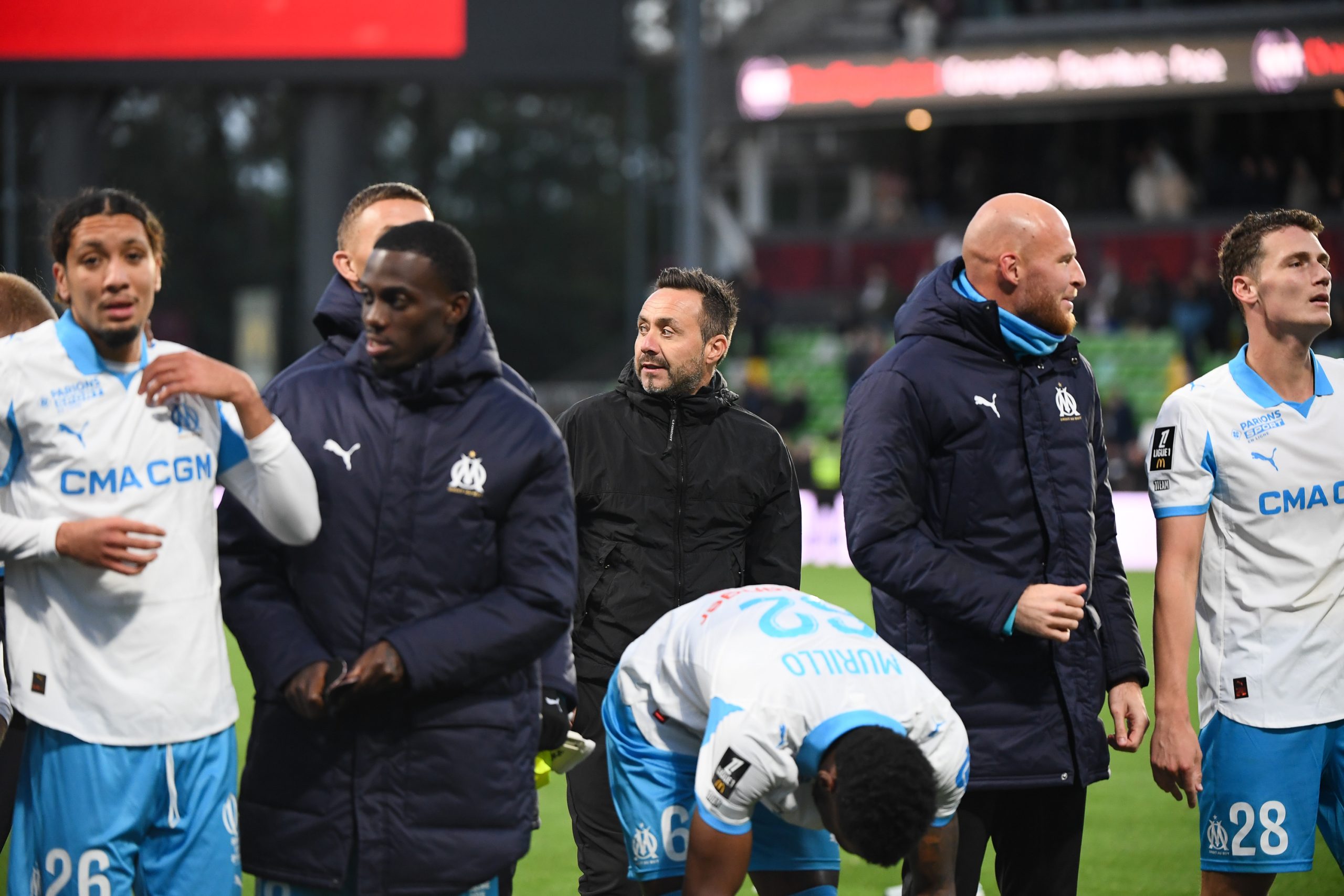 Roberto De Zerbi au milieu de ses joueurs après le succès de l'OM à Metz.