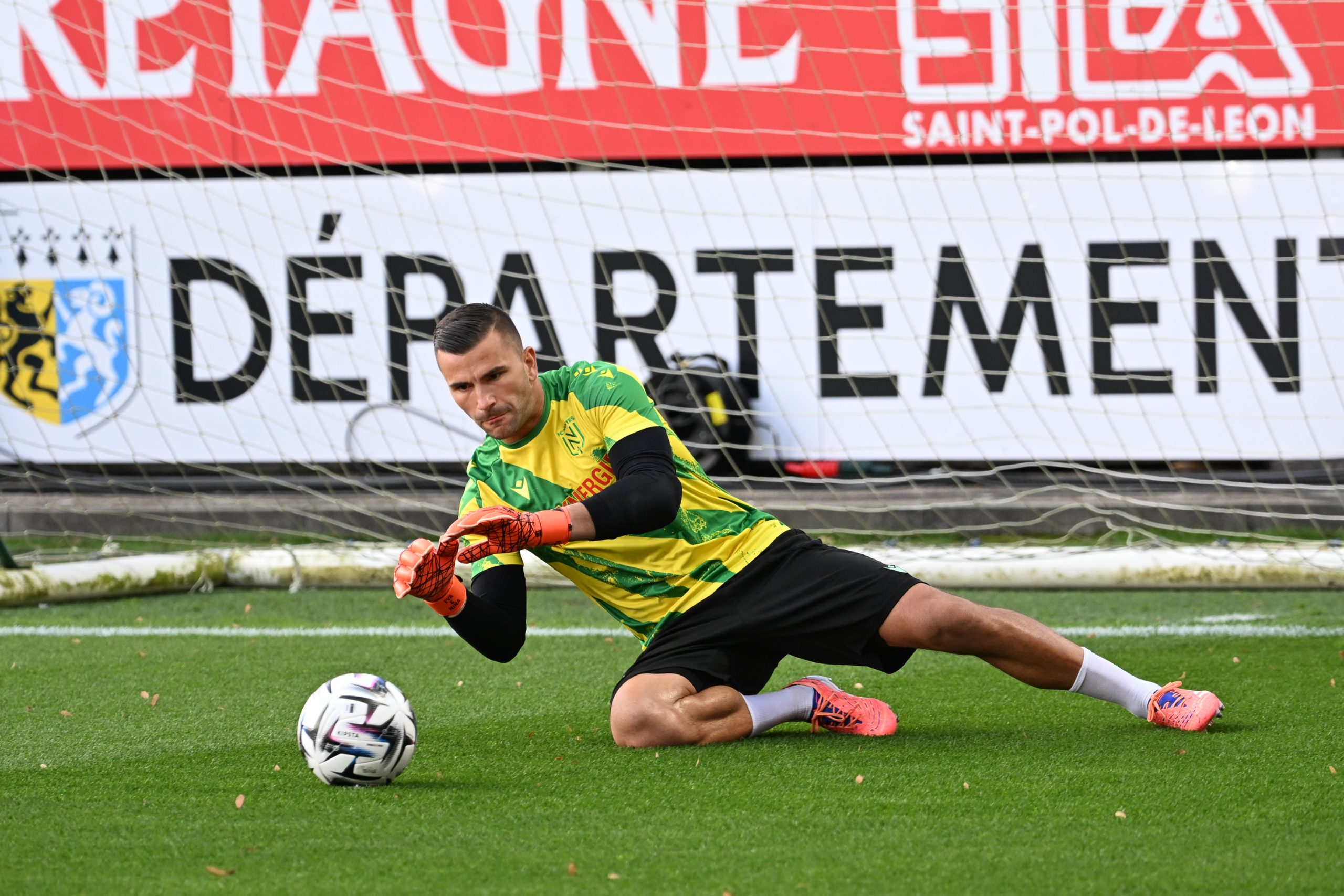 Anthony Lopes lors de l'échauffement avant le match Brest-FC Nantes.