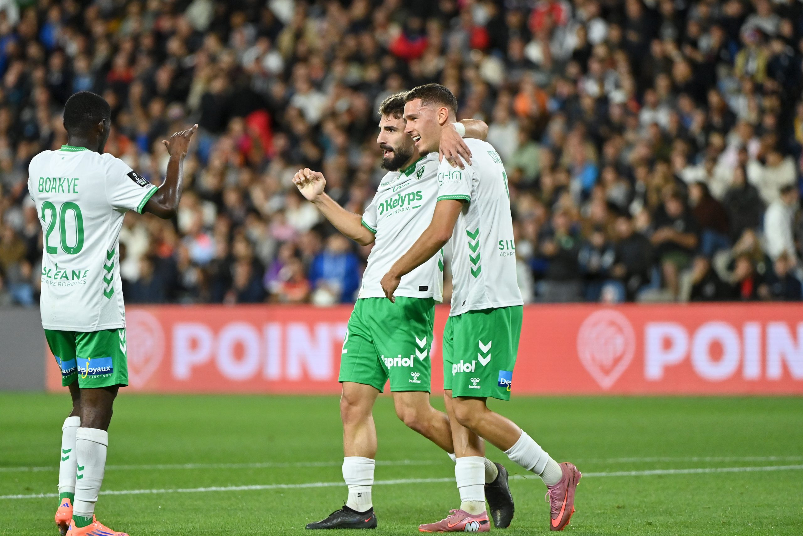 Lucas Stassin félicité par ses partenaires lors de Montpellier-ASSE.