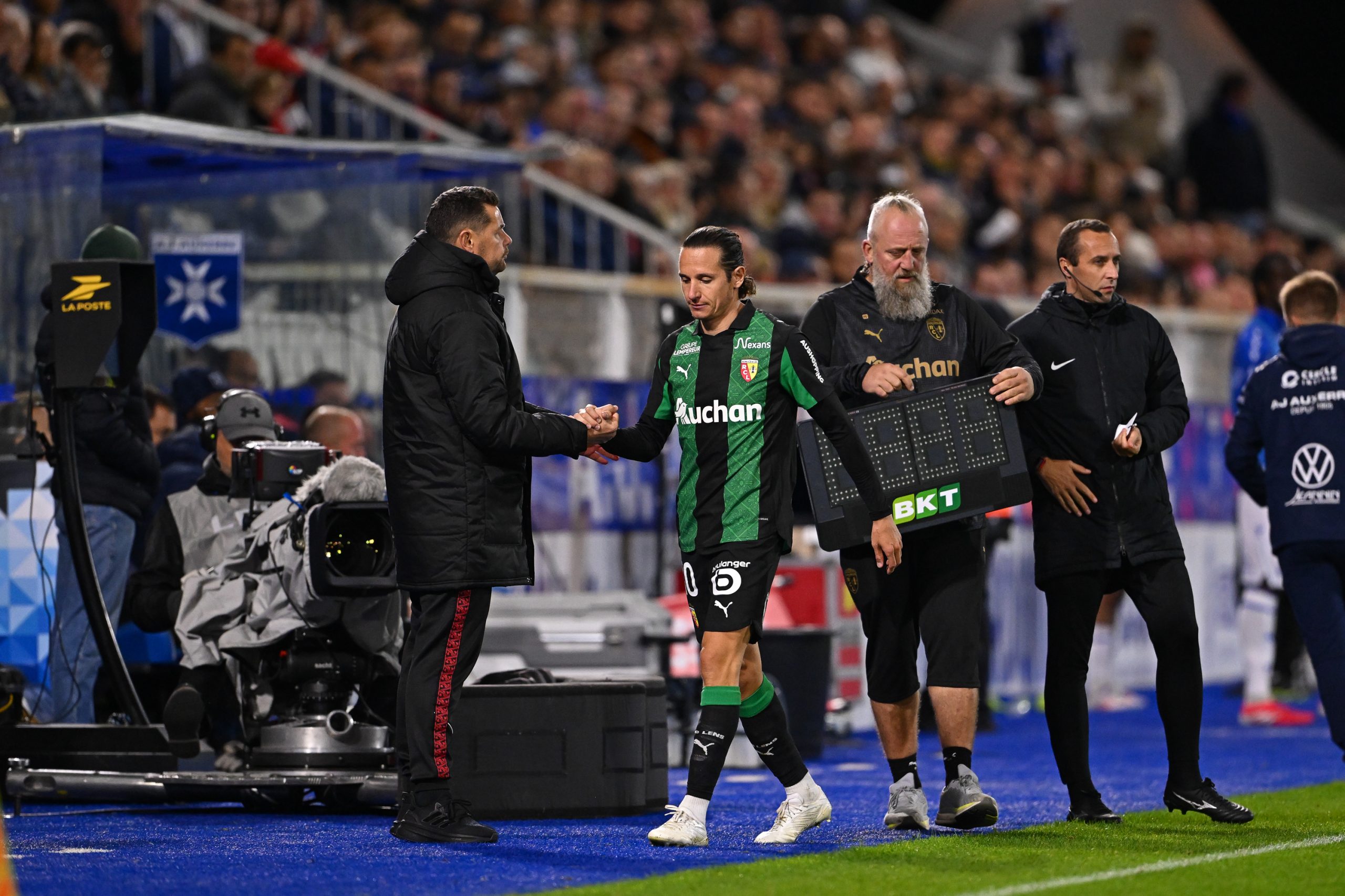 Pierre Sage saluant Florian Thauvin lors du match du RC Lens à Auxerre.