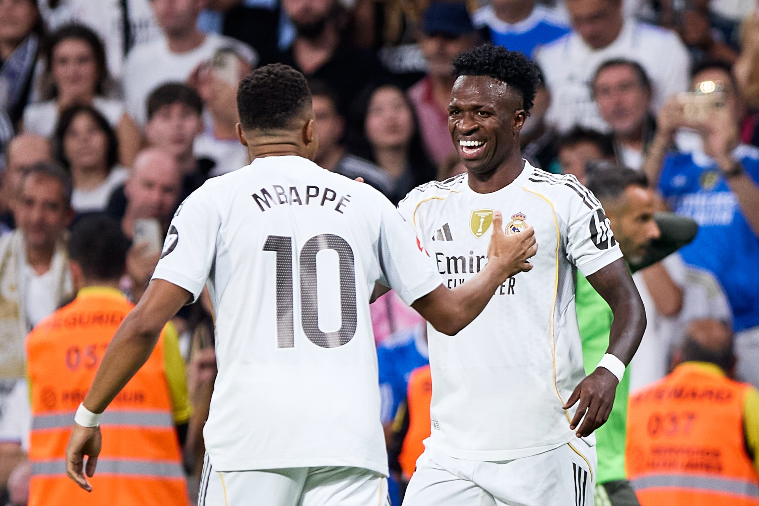 Kylian Mbappé et Vinicius Jr se félicitant après un but du Real Madrid.
