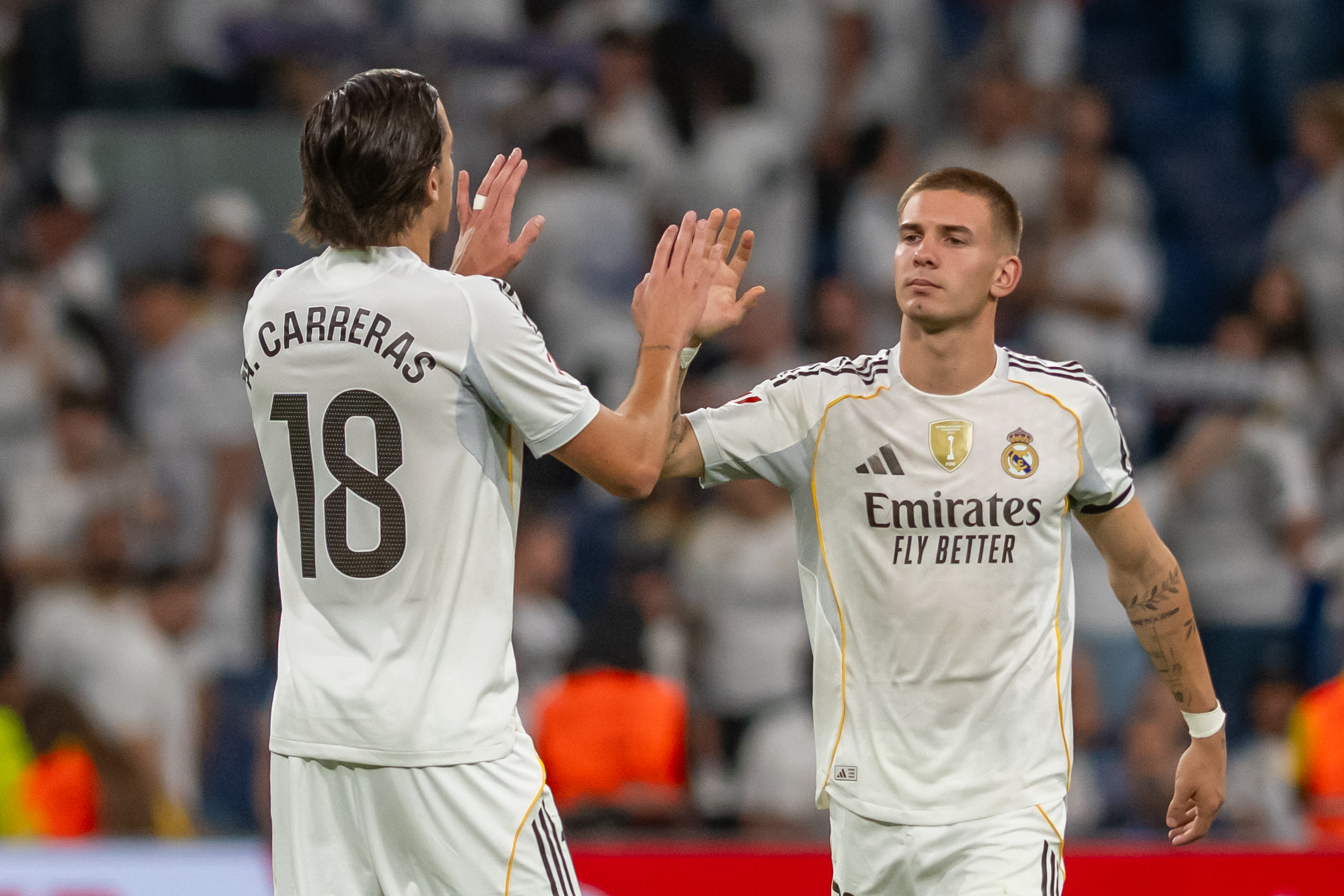 Franco Mastantuono félicitant Alvaro Carreras lors d'un match du Real Madrid.
