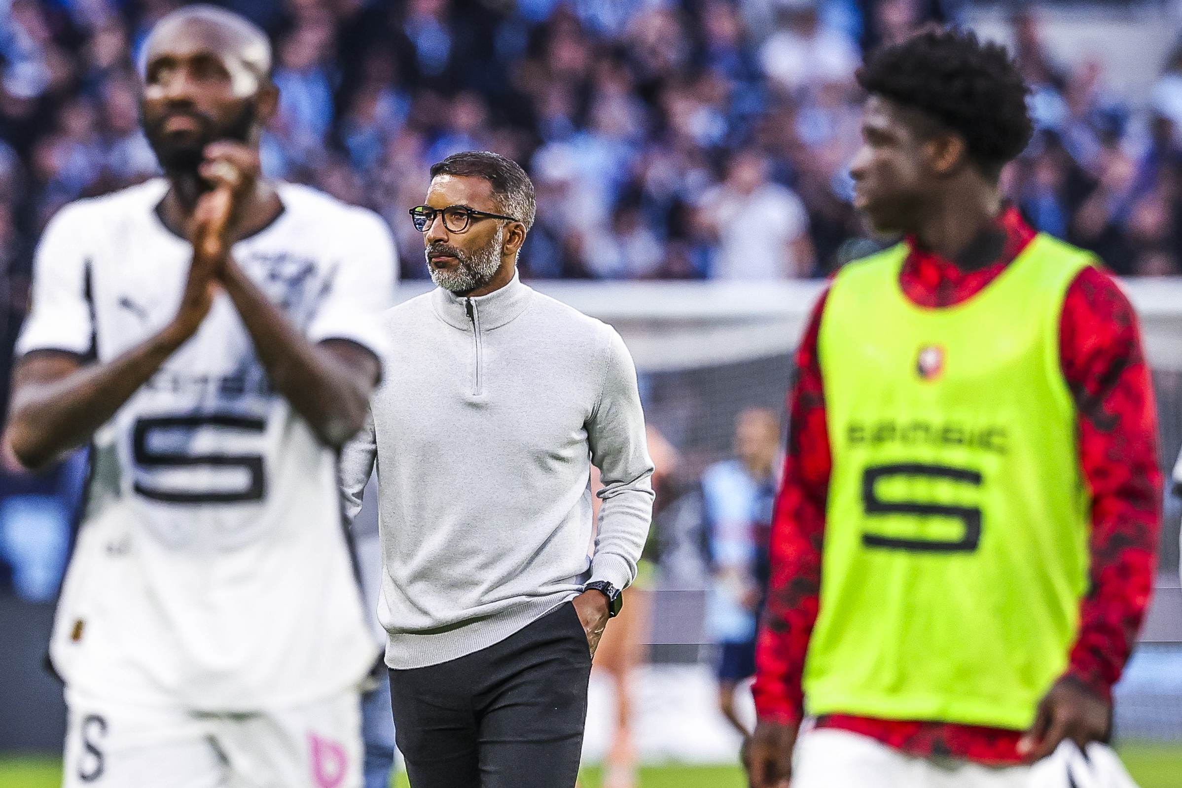 Habib Beye au milieu de ses joueurs après le match entre Le Havre et le Stade Rennais.