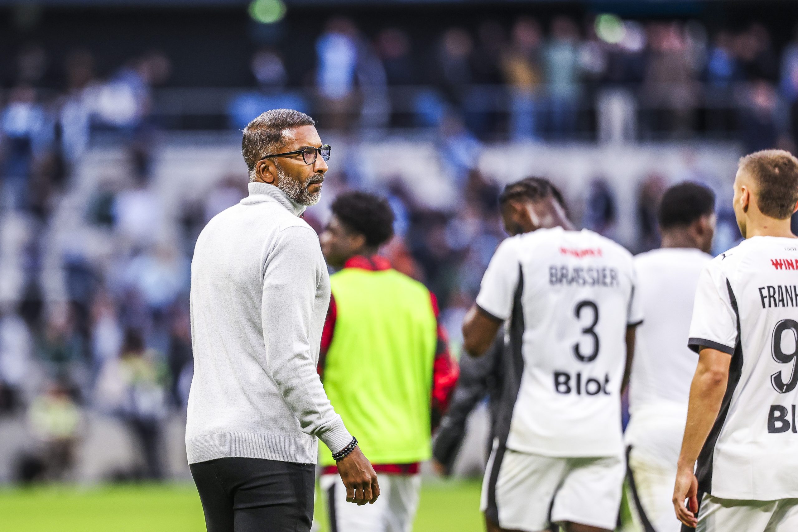 Habib Beye avec Lilian Brassier derrière lui après le match au Havre du Stade Rennais.