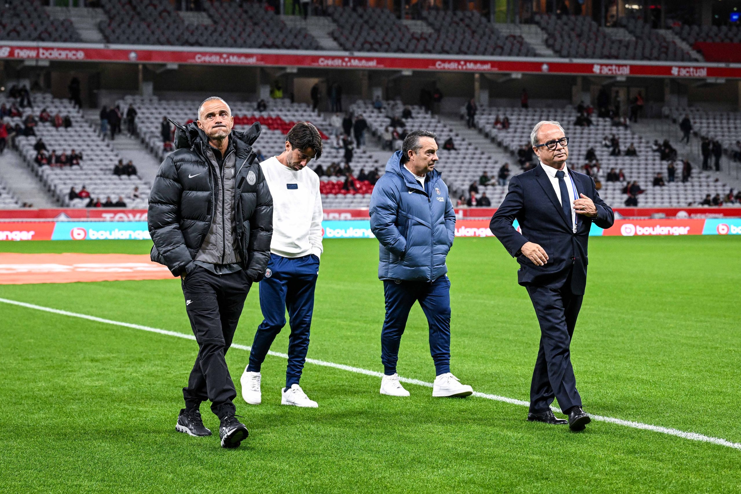 Luis Enrique et Luis Campos arpentant la pelouse de Lille avant le coup d'envoi du match.