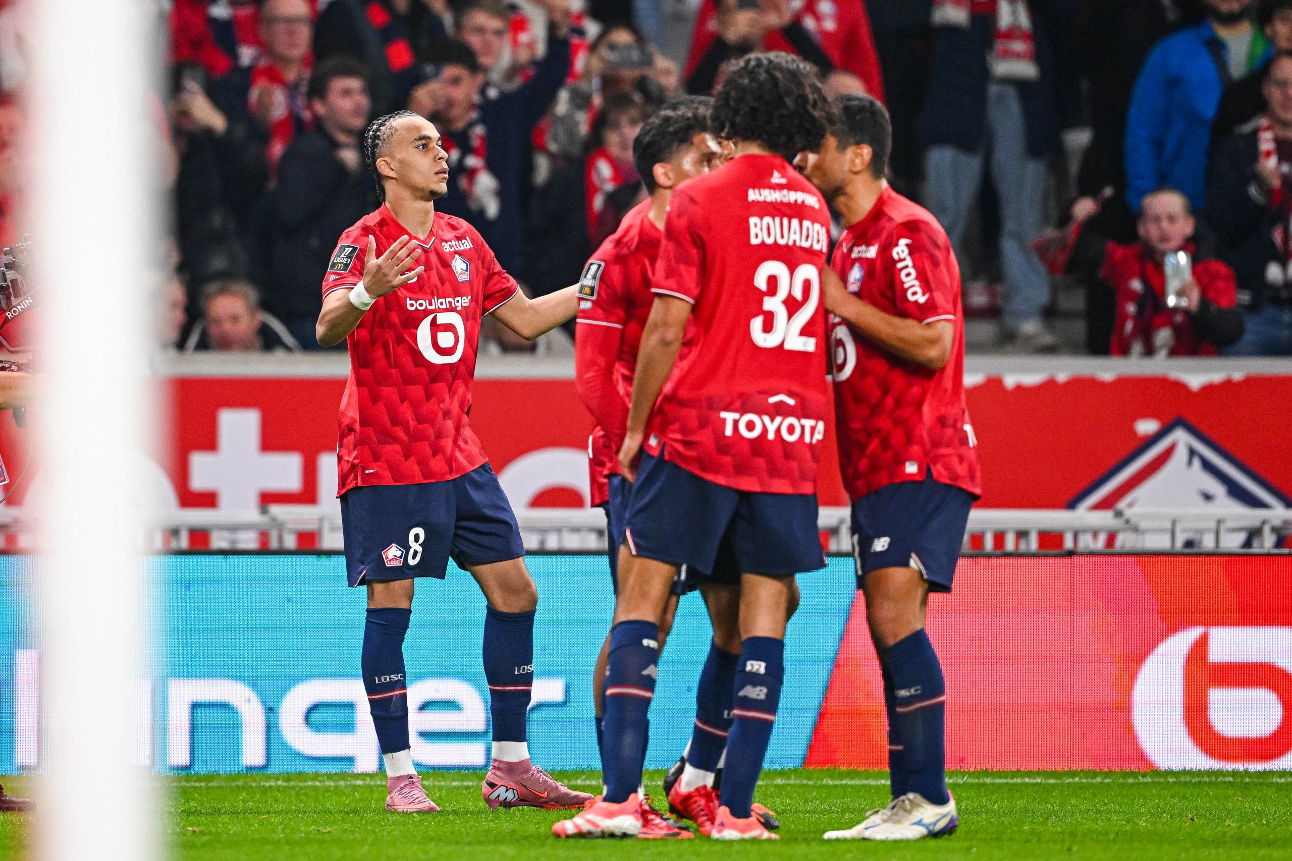 Ethan Mbappé célébré par ses coéquipiers après son égalisation lors de LOSC-PSG.