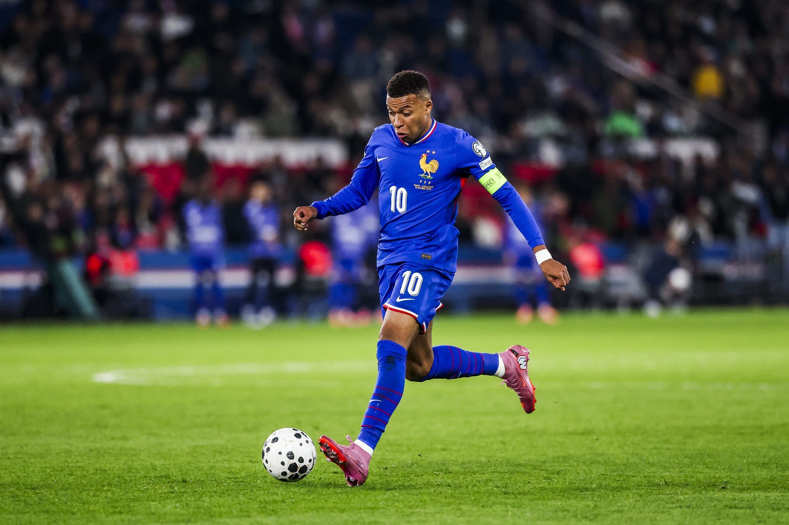 Kylian Mbappé en action avec l'équipe de France face à l'Azebaïdjan.