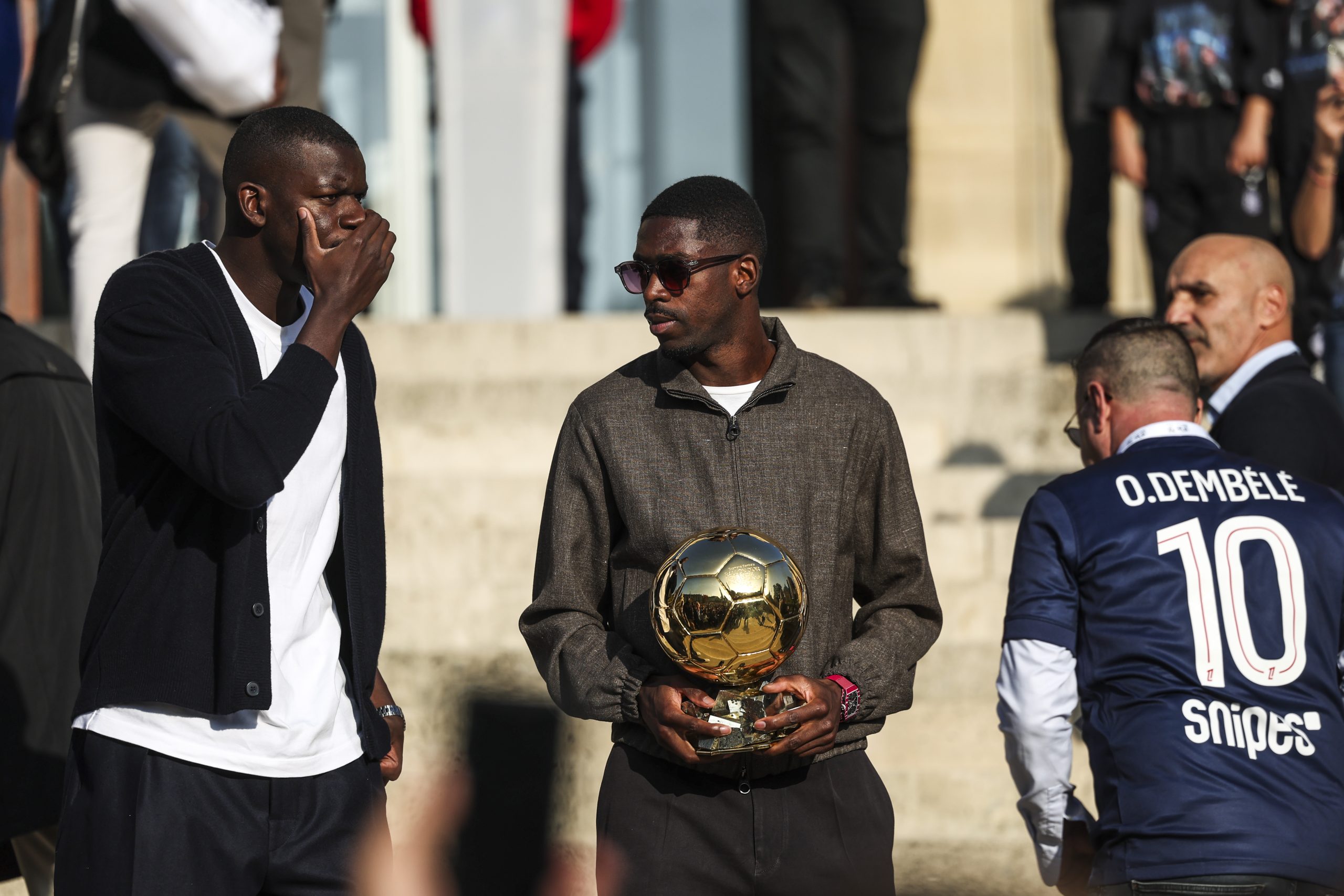 Ousmane Dembélé avec son Ballon d'Or lors d'une cérémonie dans sa ville de naissance.