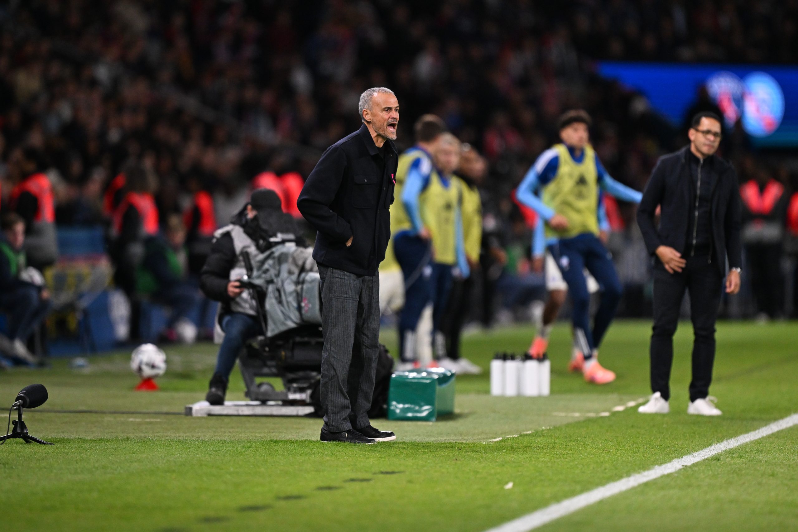 Luis Enrique donnant ses consignes le long de la touche lors de PSG-Strasbourg.