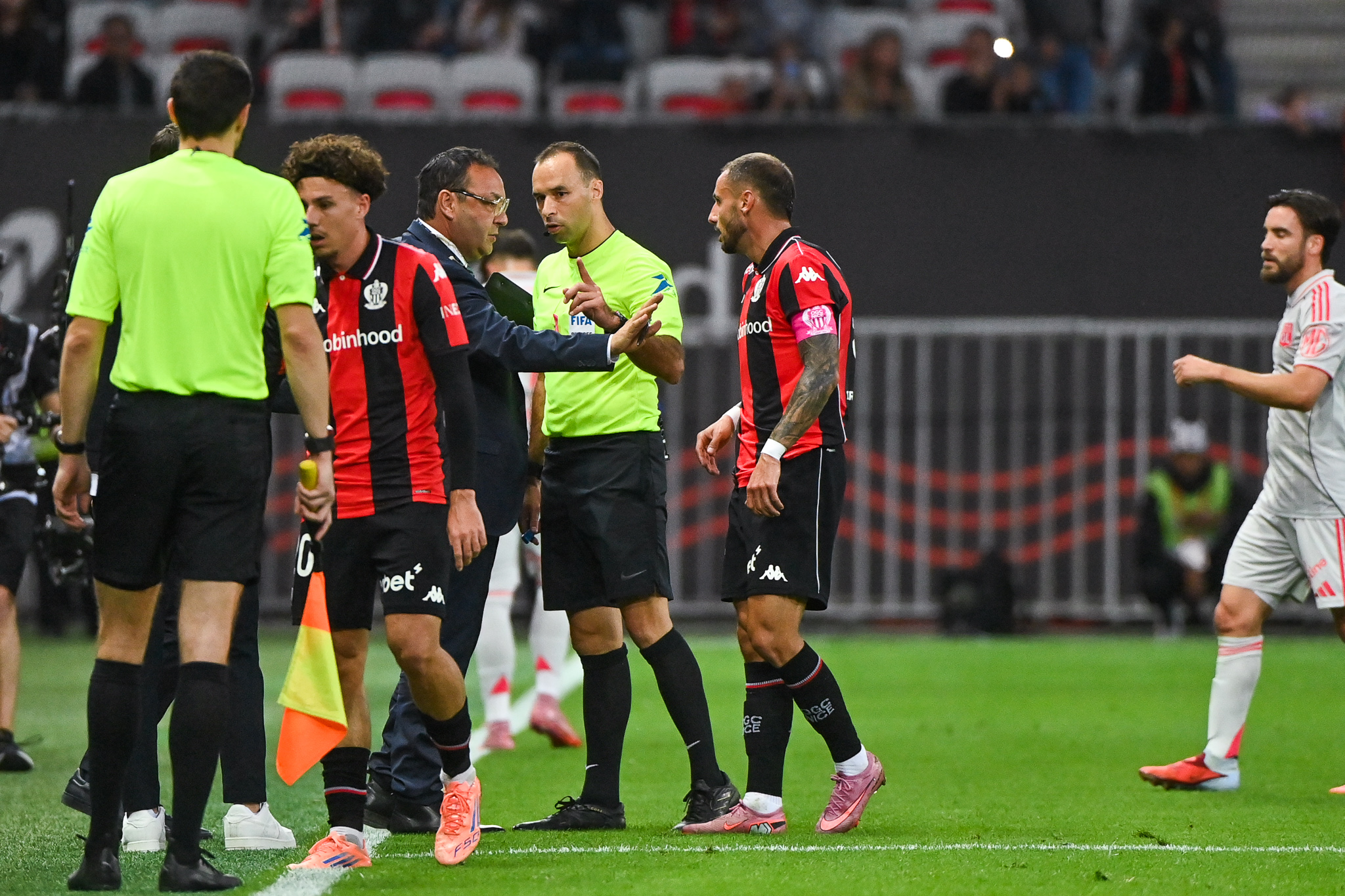 M. Brisard au moment de l'arrêt du match entre l'OGC Nice et l'OL.
