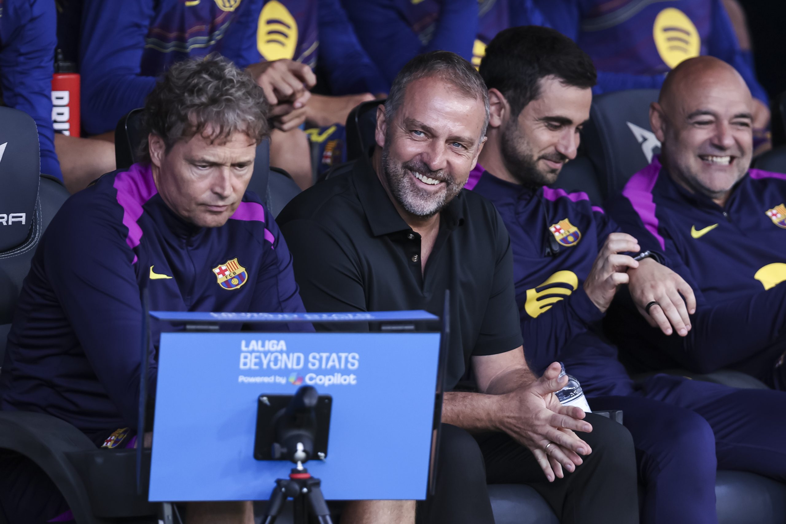 Hansi Flick tout sourire au début du match entre le FC Barcelone et Gérone.