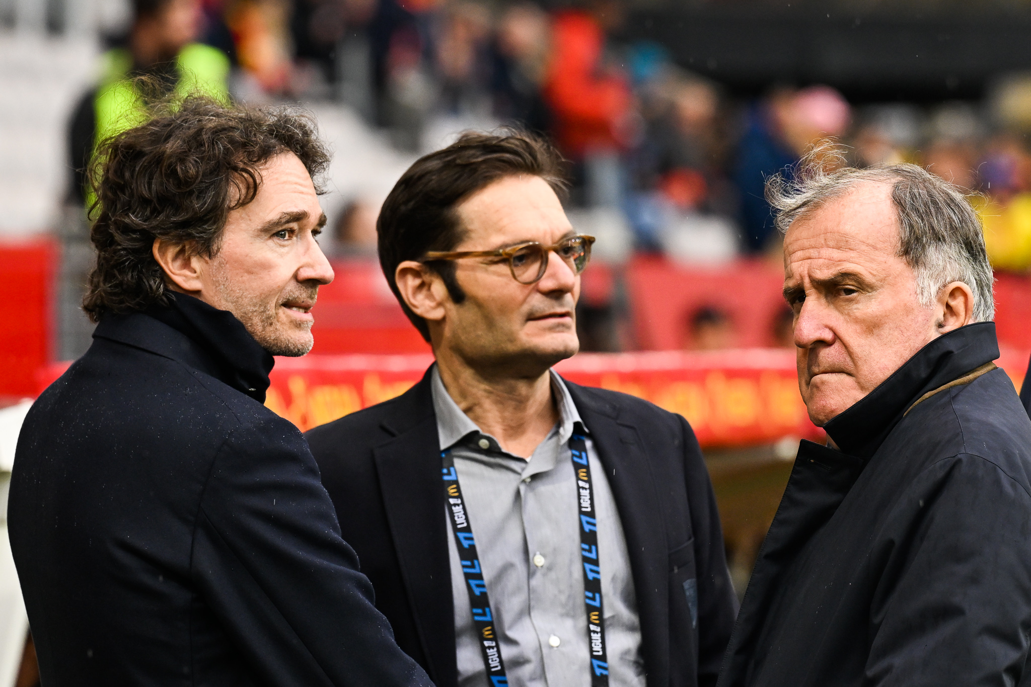 Le patron du RC Lens, Joseph Oughourlian, en discussion avec les dirigeants du Paris FC.
