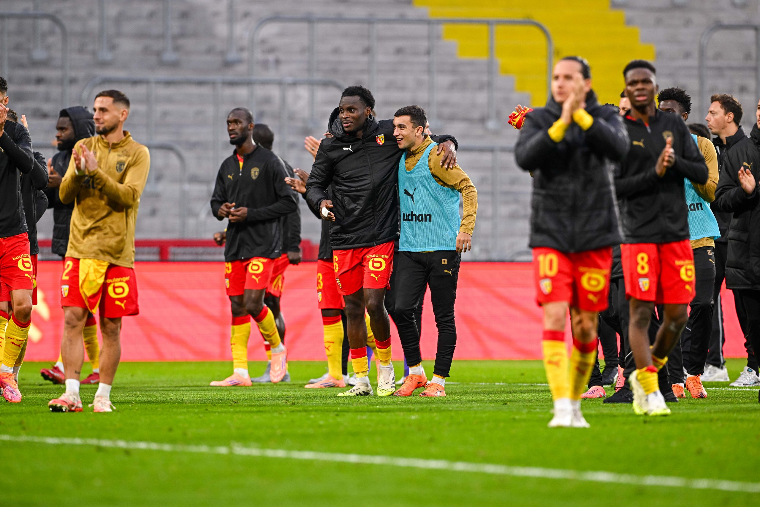 Samson Baidoo au milieu de ses partenaires du RC Lens, saluant le public après la victoire sur le Paris FC.