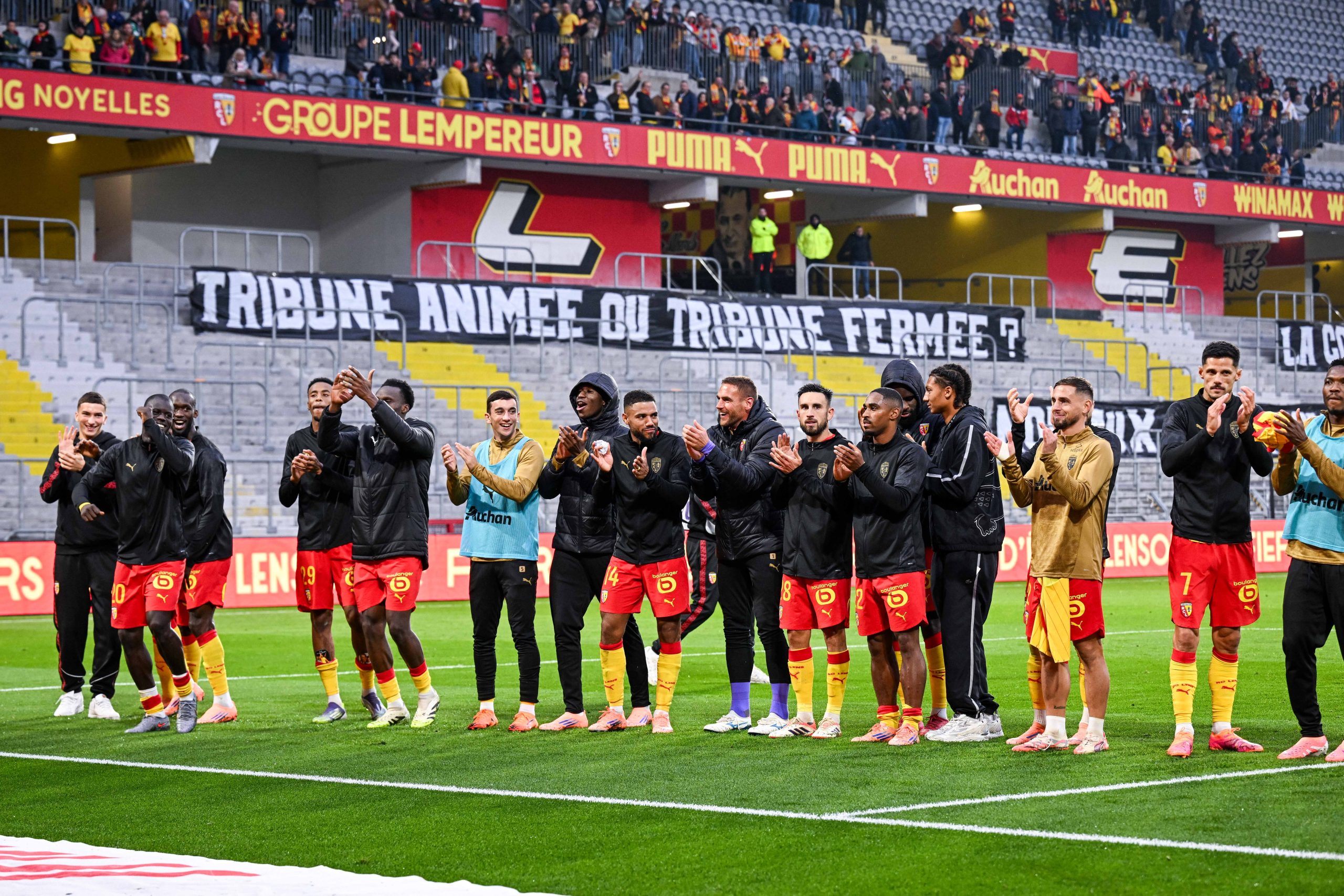 Adrien Thomasson au milieu de ses partenaires du RC Lens.