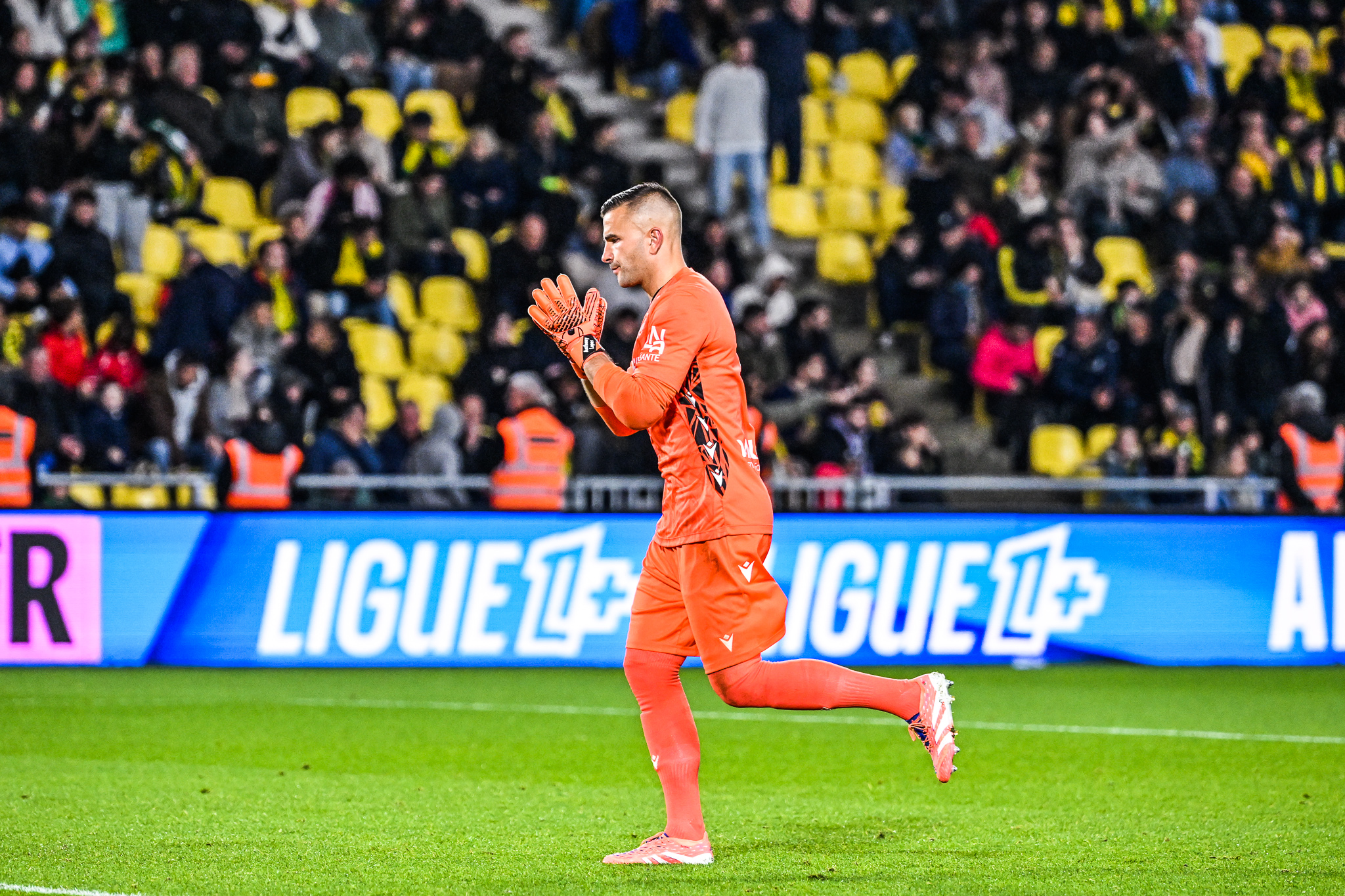 Anthony Lopes saluant les supporters du FC Nantes avant un match à la Beaujoire.