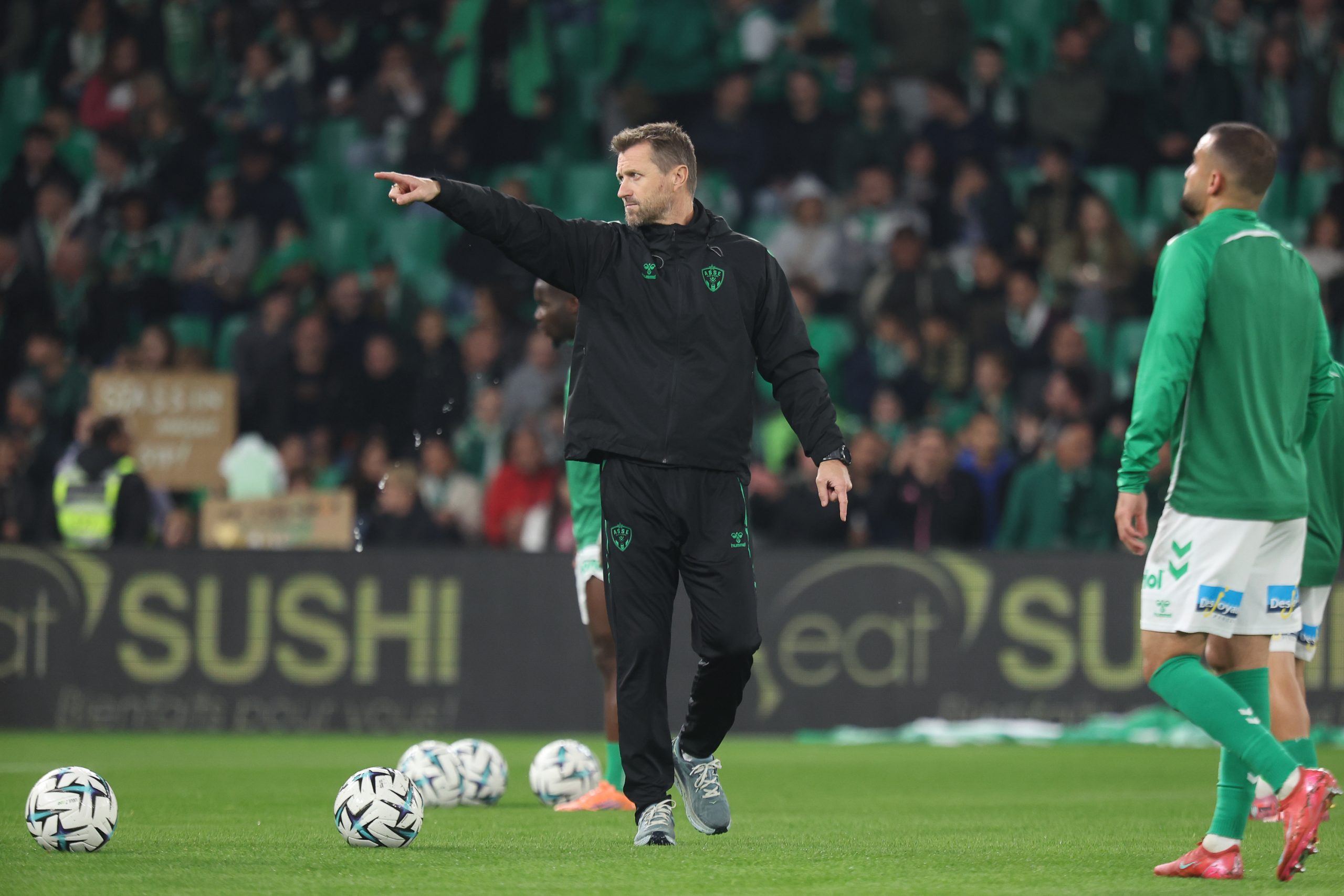 L'entraîneur de l'ASSE, Eirik Horneland, au milieu de ses joueurs lors d'un échauffement.