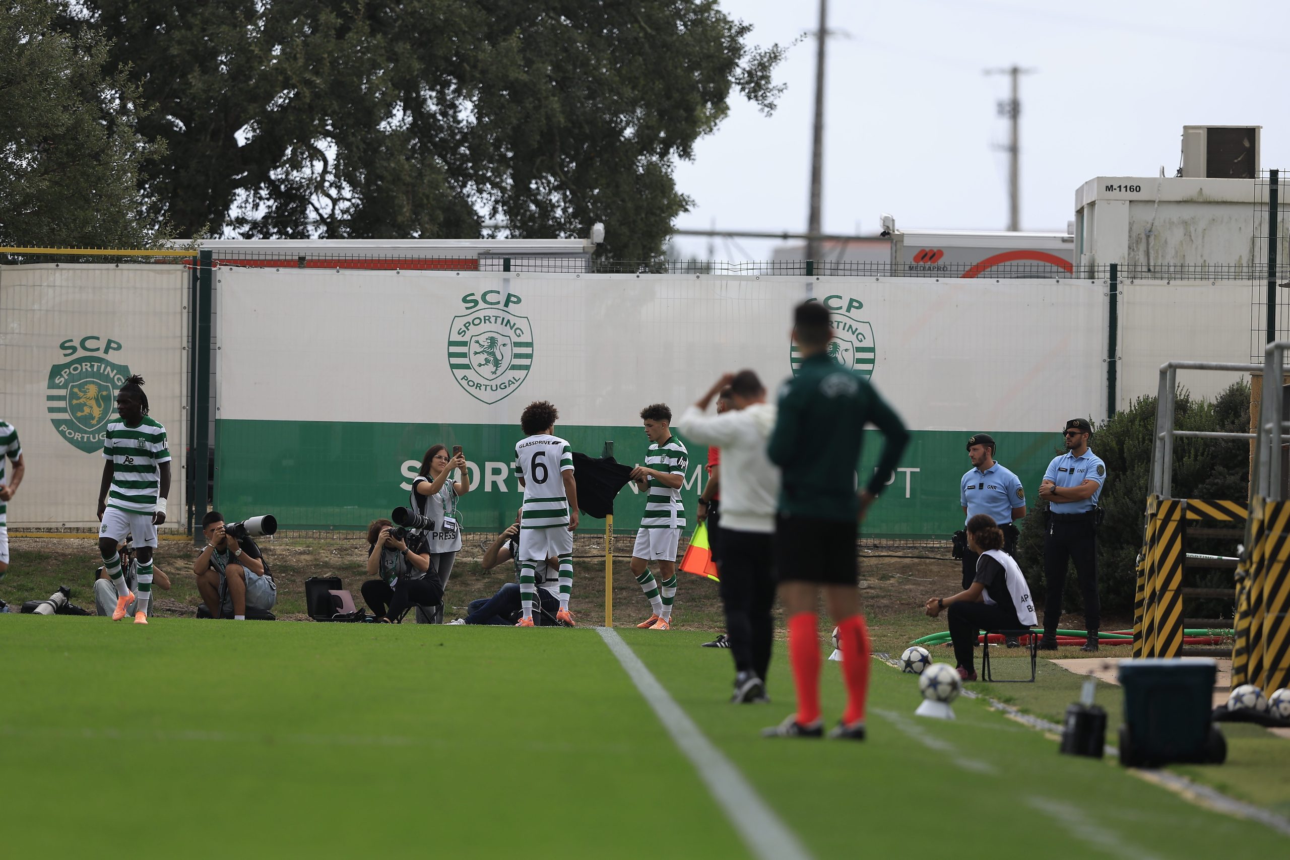 Les jeunes du Sporting avec le tee-shirt noir de Jul.