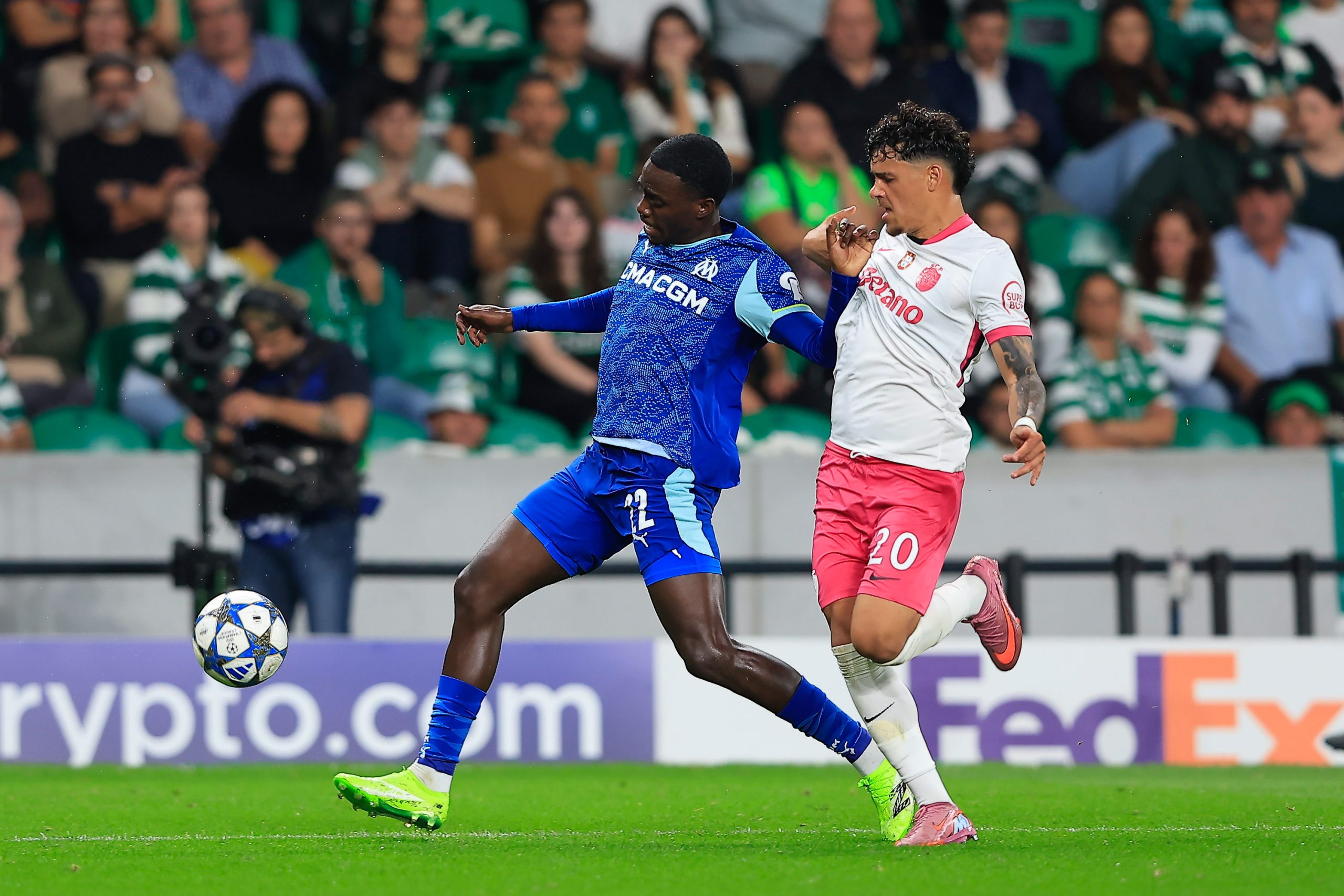 Timothy Weah en action face à un joueur du Sporting.