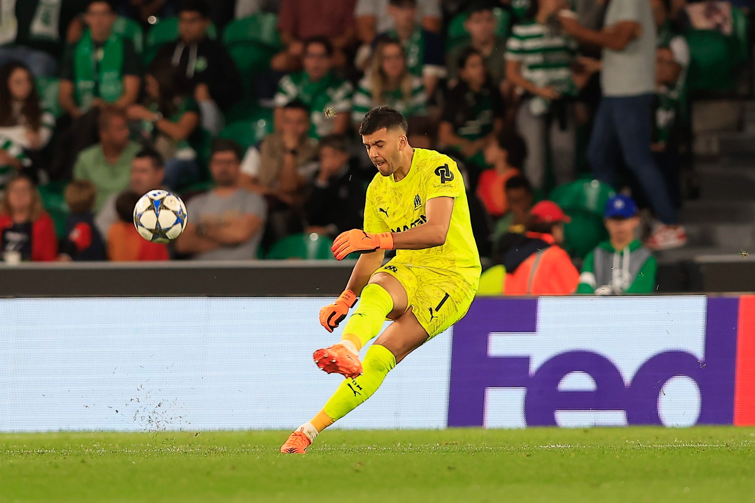 Le gardien de l'OM Geronimo Rulli dégageant un ballon lors du match contre le Sporting.