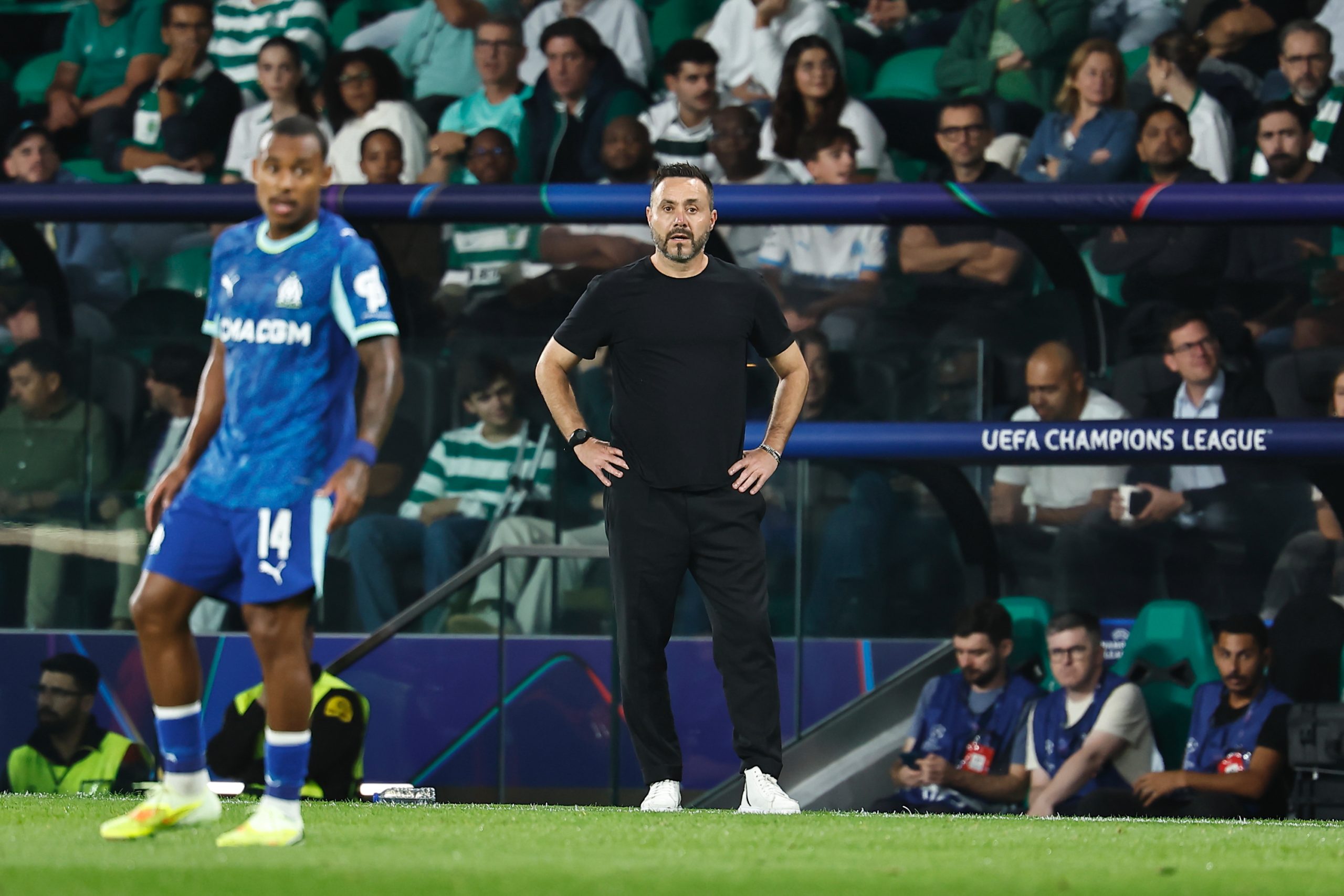 Roberto De Zerbi au bord du terrain lors du match entre le Sporting et l'OM.